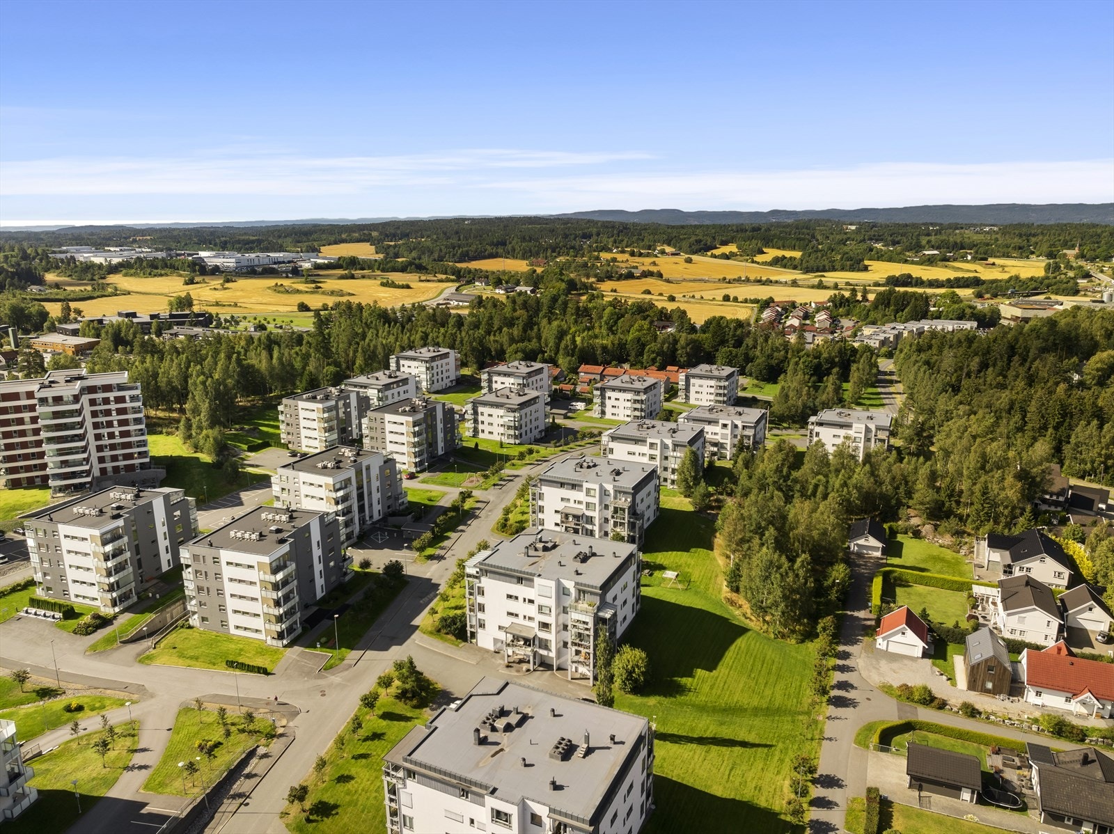 Eiendommen ligger på populære Sole Skog, et veletablert og attraktivt boligområde med god tilknytning/nærhet til Vestby sentrum. Fra Sole er det umiddelbar nærhet til 3 barnehager, nyere barneskole og ungdomsskole og videregående skole. Galleribilde