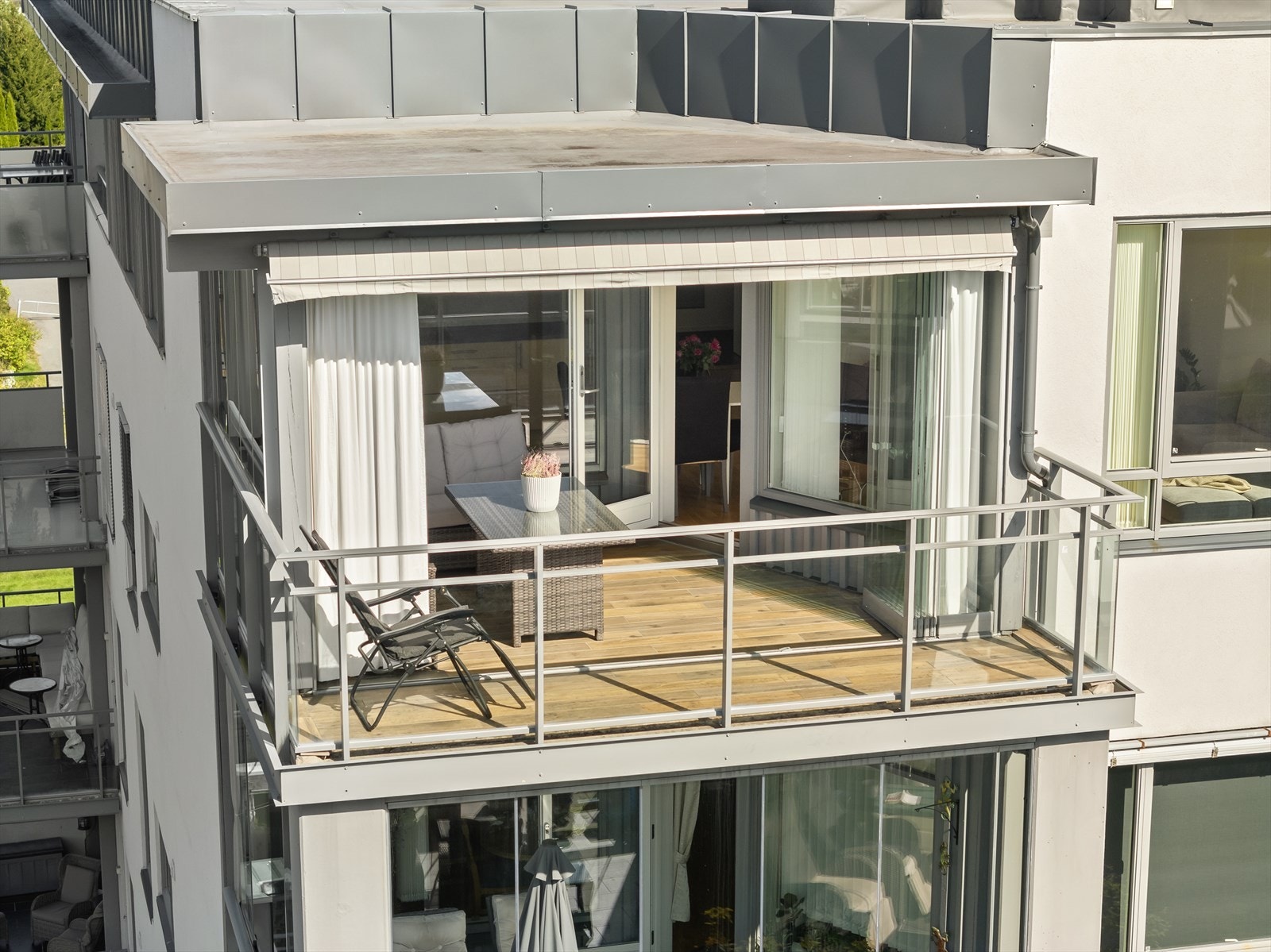 Solrik innglasset balkong med terrassemarkise. Galleribilde