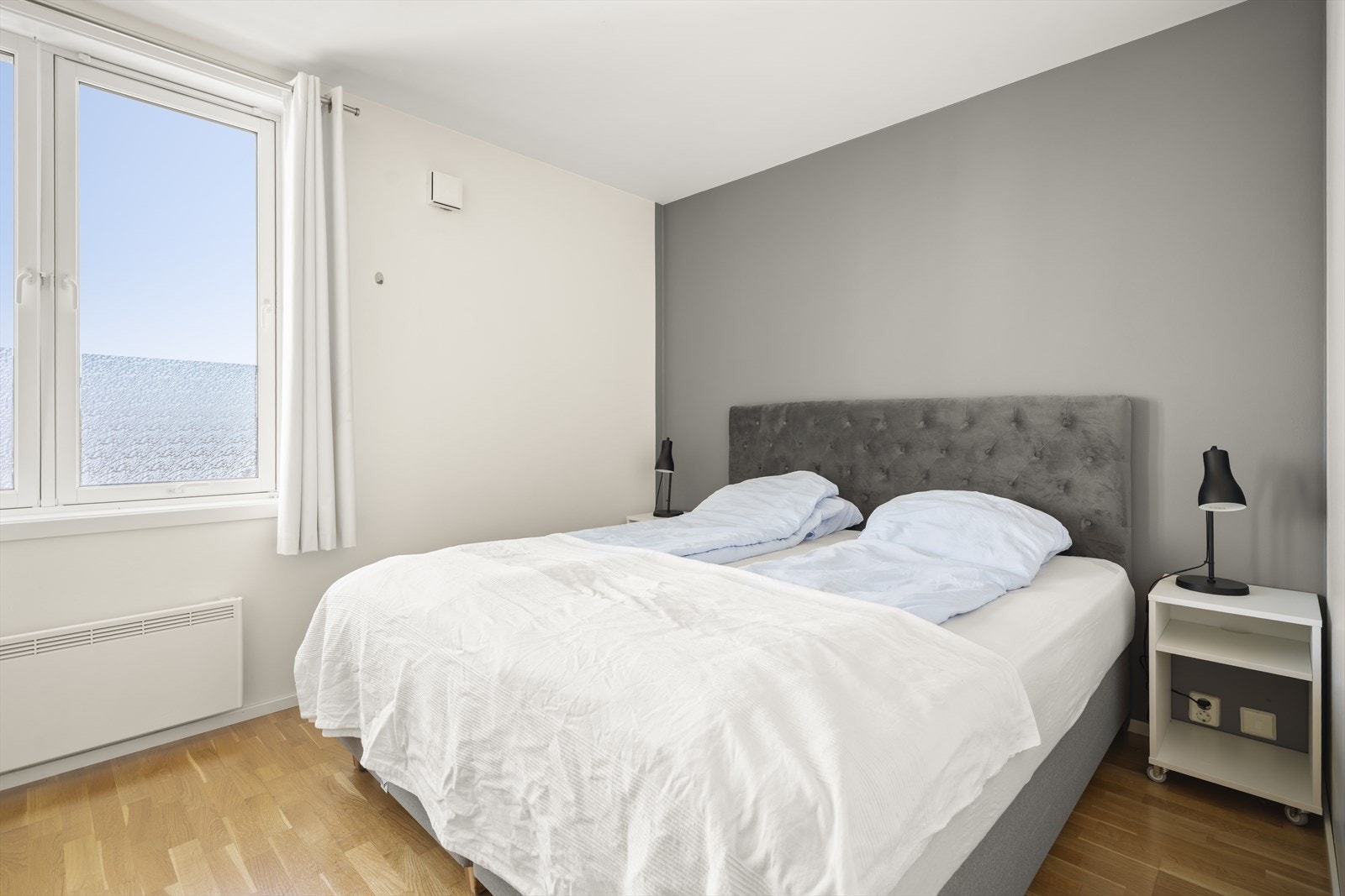 Soverom (1) Hovedsoverommet har god plass til dobbeltseng med nattbord. Galleribilde