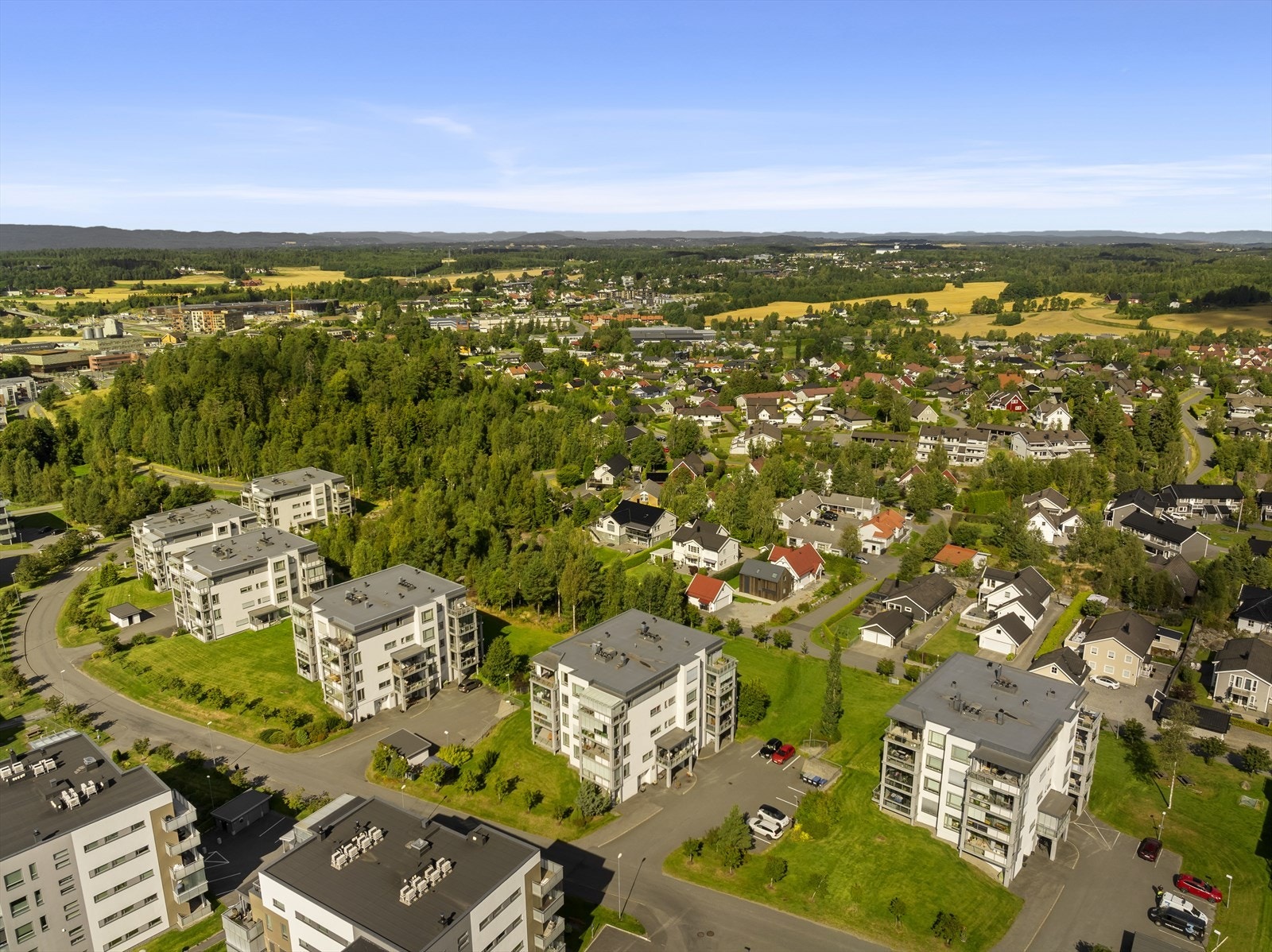 Eiendommen ligger på populære Sole Skog, et veletablert og attraktivt boligområde med god tilknytning/nærhet til Vestby sentrum. Galleribilde