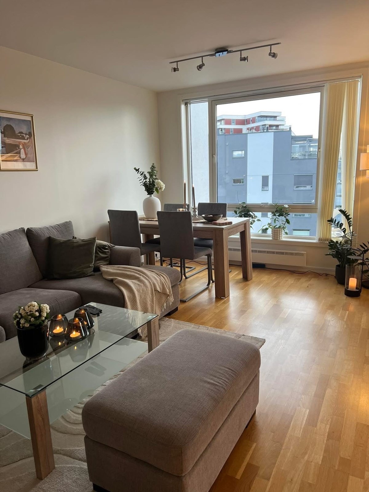 Store vindusflater gjør at mye naturlig lys slipper inn i rommet. Galleribilde