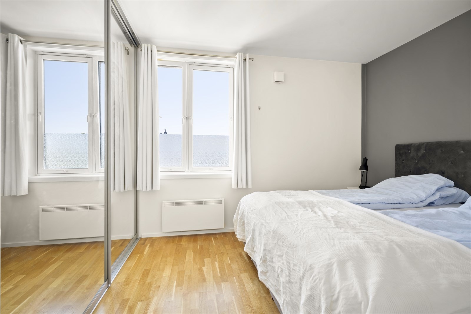 Soverom (1) har skyvedørsgarderobe med speil i dører. Galleribilde