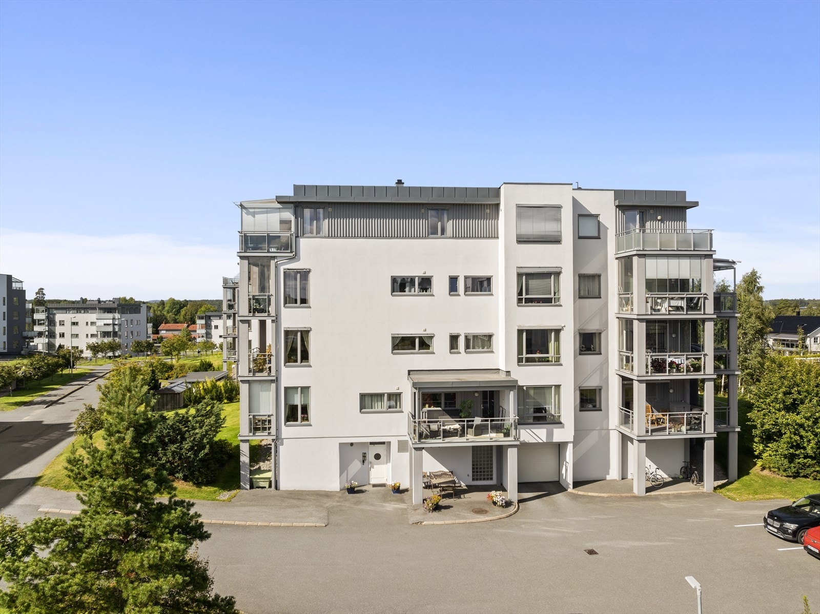 Felles inngangsparti med dørcalling. Galleribilde