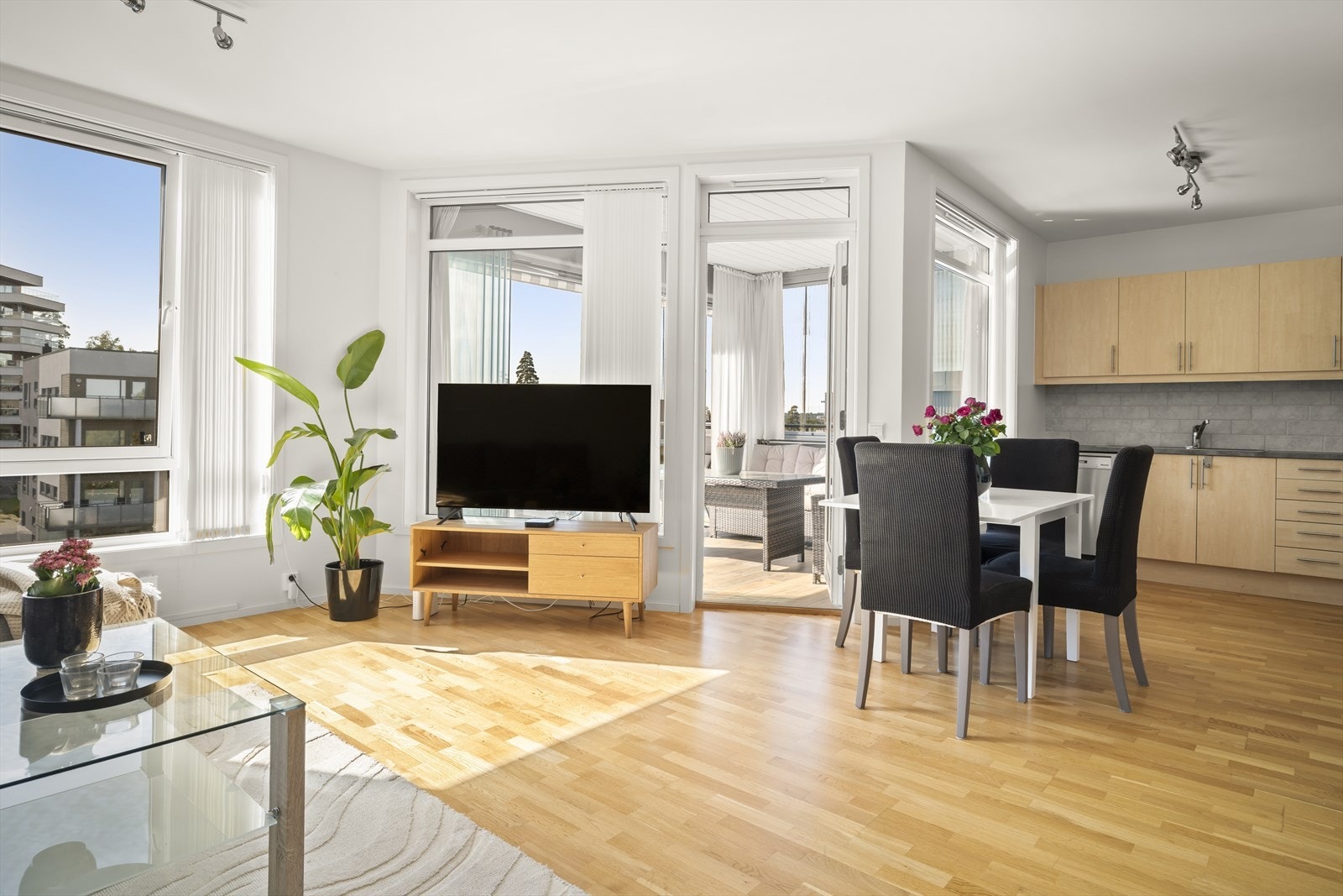 Kjøkken i åpen løsning mot stue. Utgang til balkong. Galleribilde