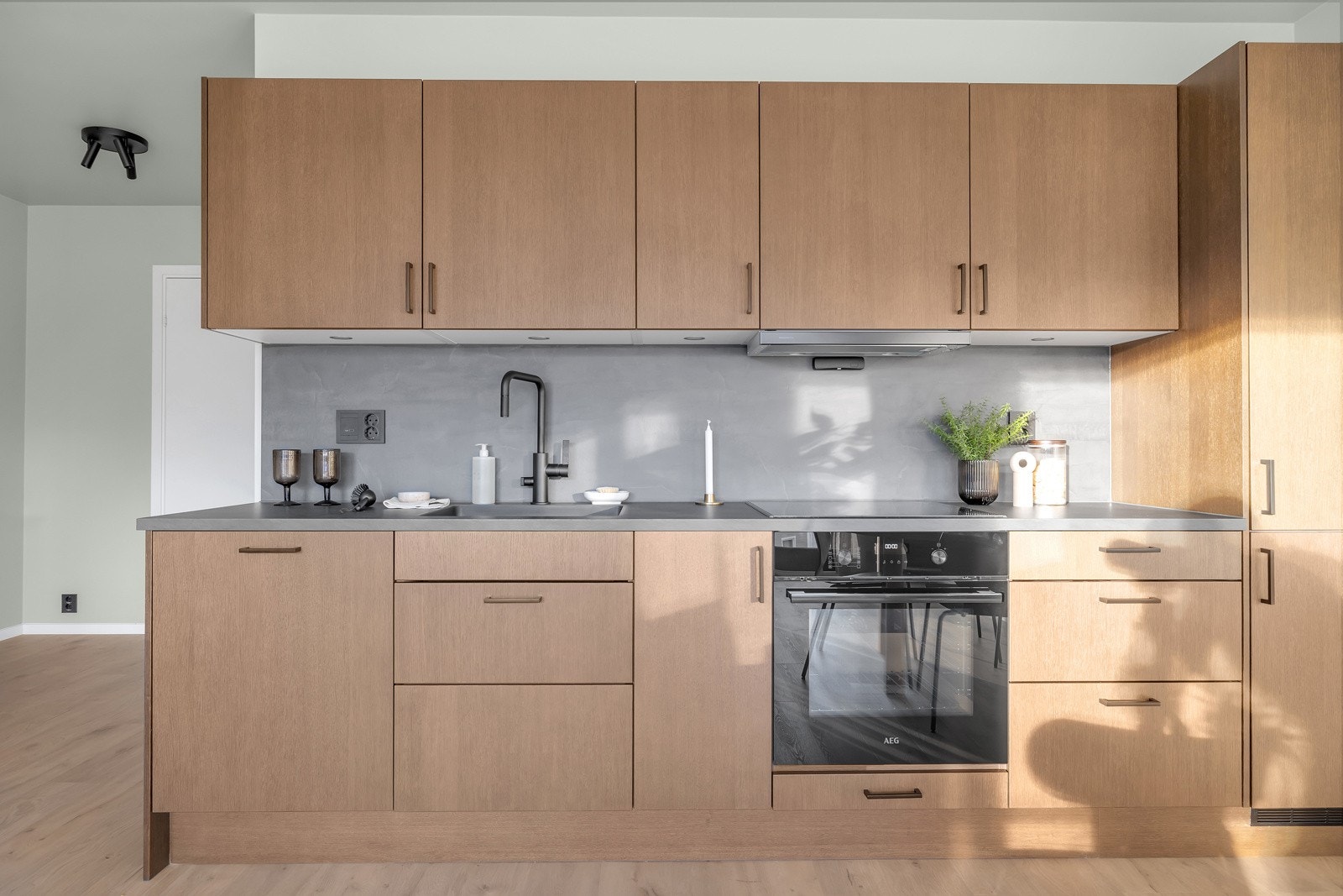 Moderne og tidsriktig kjøkken med integrerte hvitevarer.