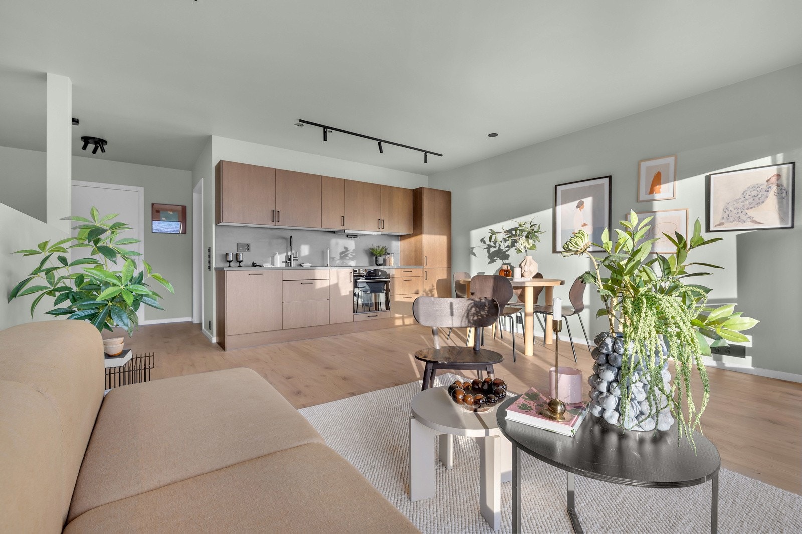 Stue og kjøkken i åpen løsning i boligen 2.etasje. - Lys og moderne stue med fantastisk utsikt.