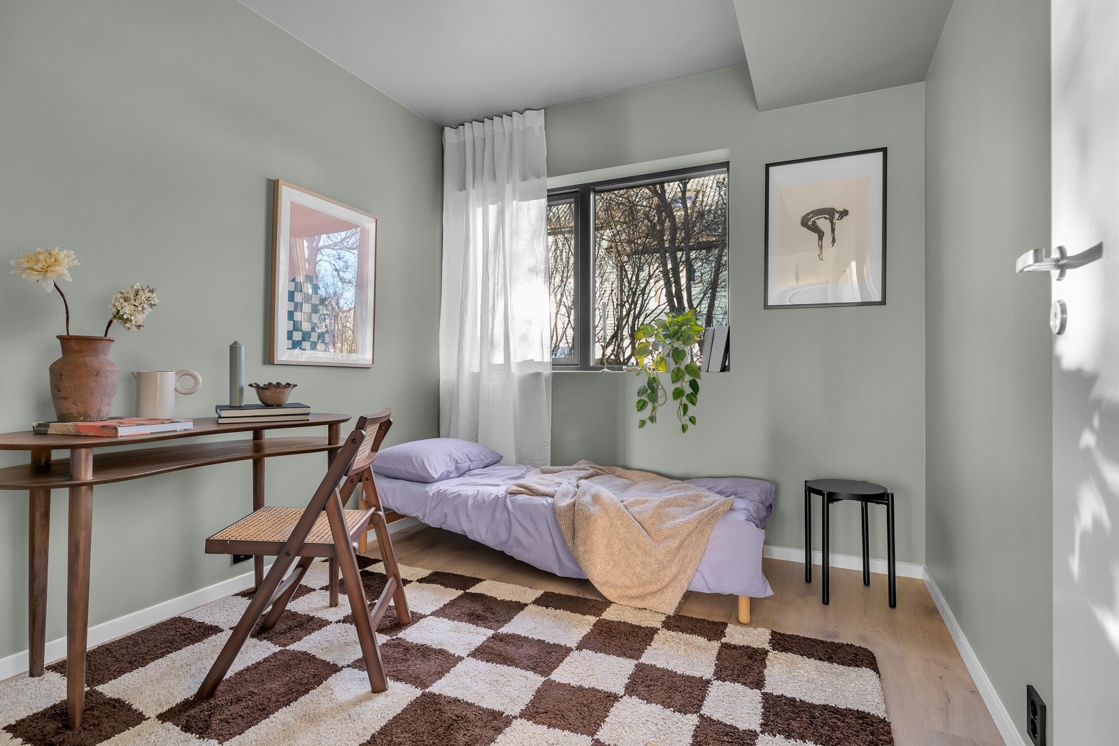 Rommene er malt i moderne og delikate farger.