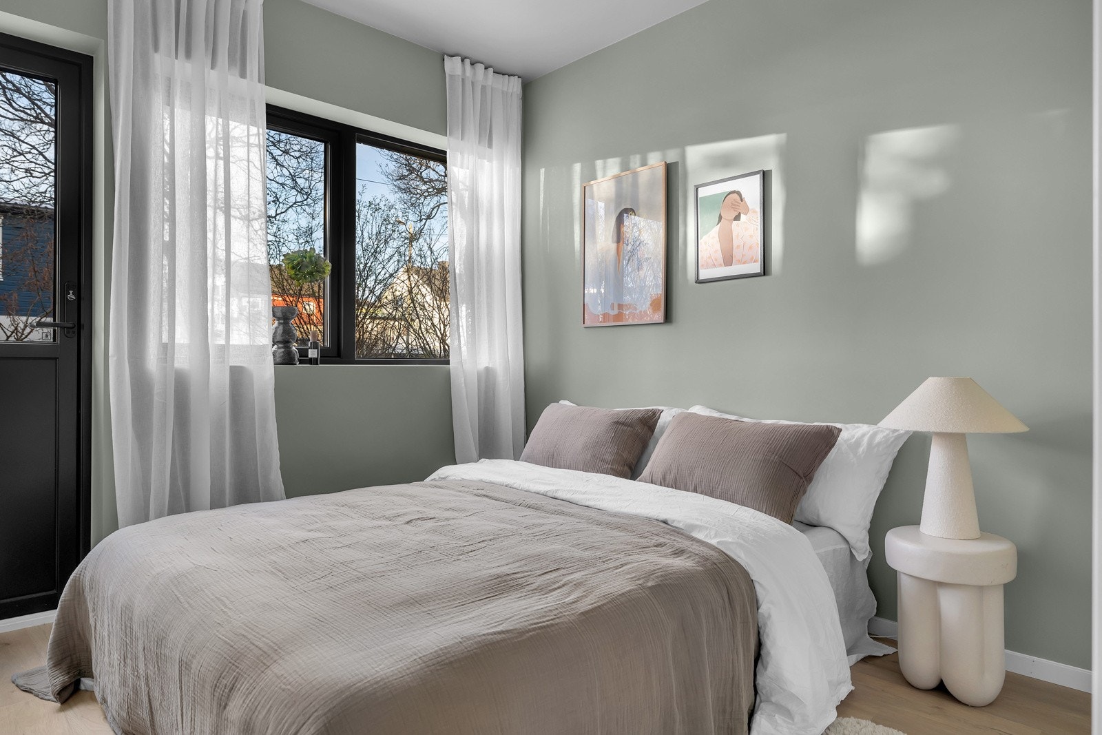 Boligen har 3 soverom. Det ene har utgang til terrasse.