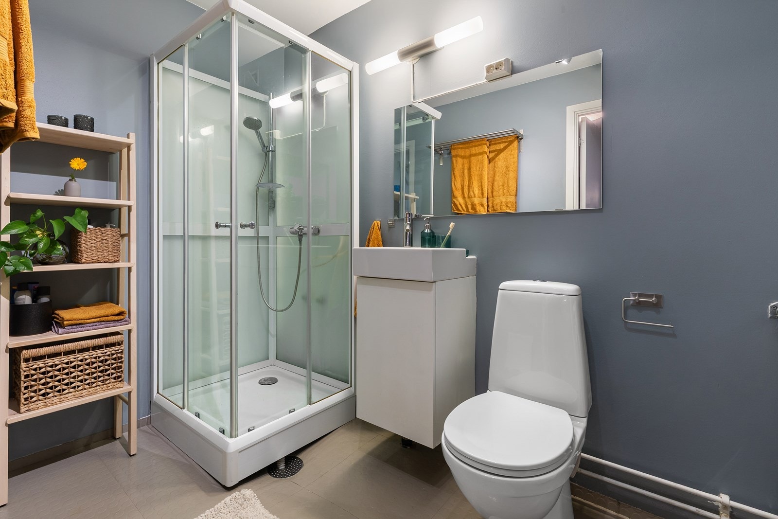 Baderommet i leiligheten har inngang fra entréen og er av god størrelse. Galleribilde