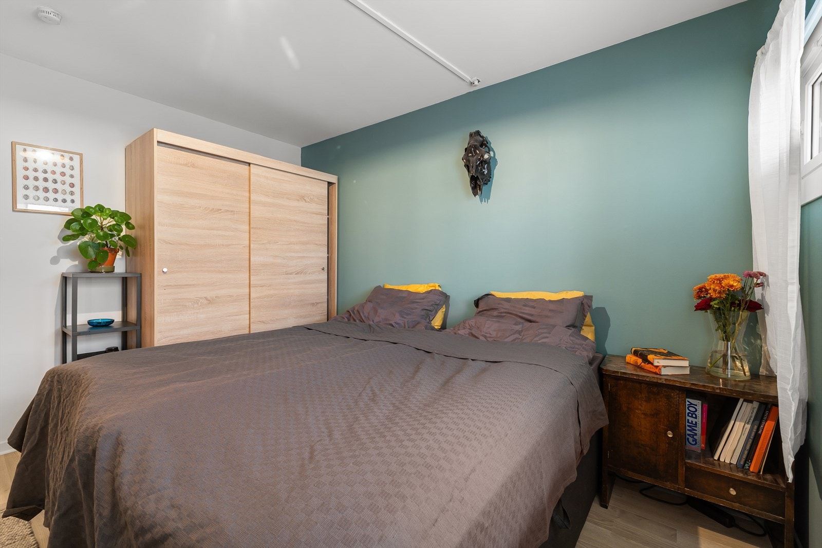 Lagringsplass i medfølgende garderobeskap. Galleribilde