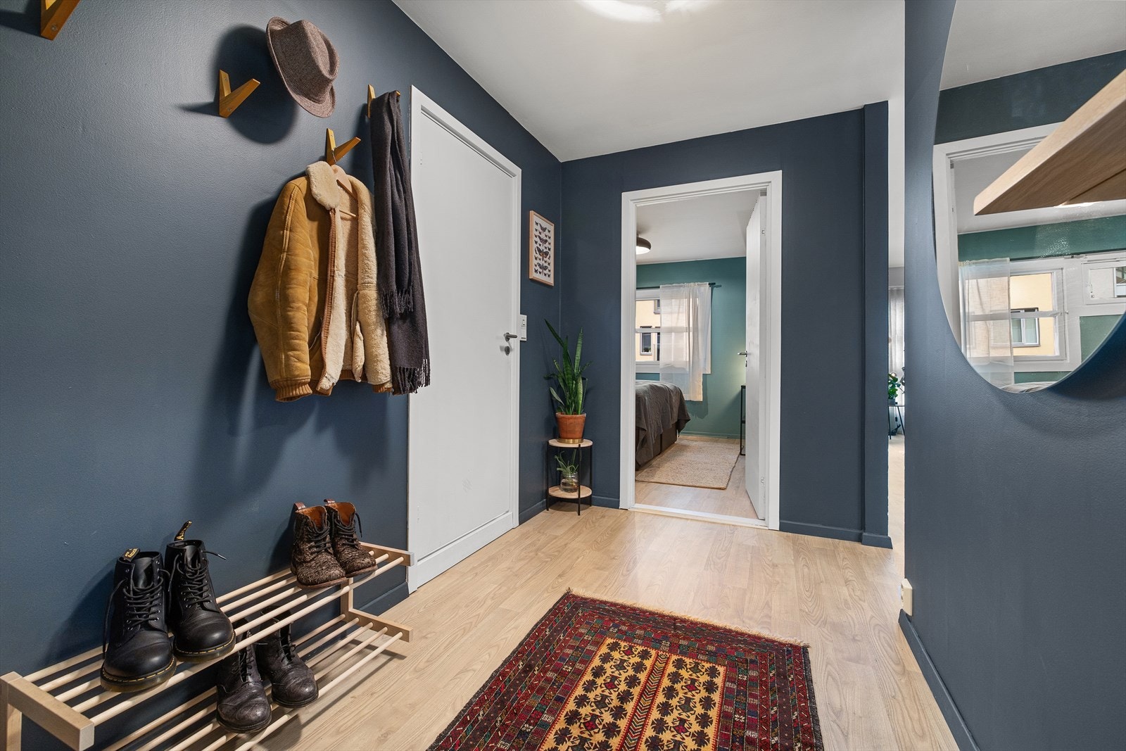 Innbydende entré med plass til anheng av klær og sko. Her er det plass til garderobeskap også. Galleribilde