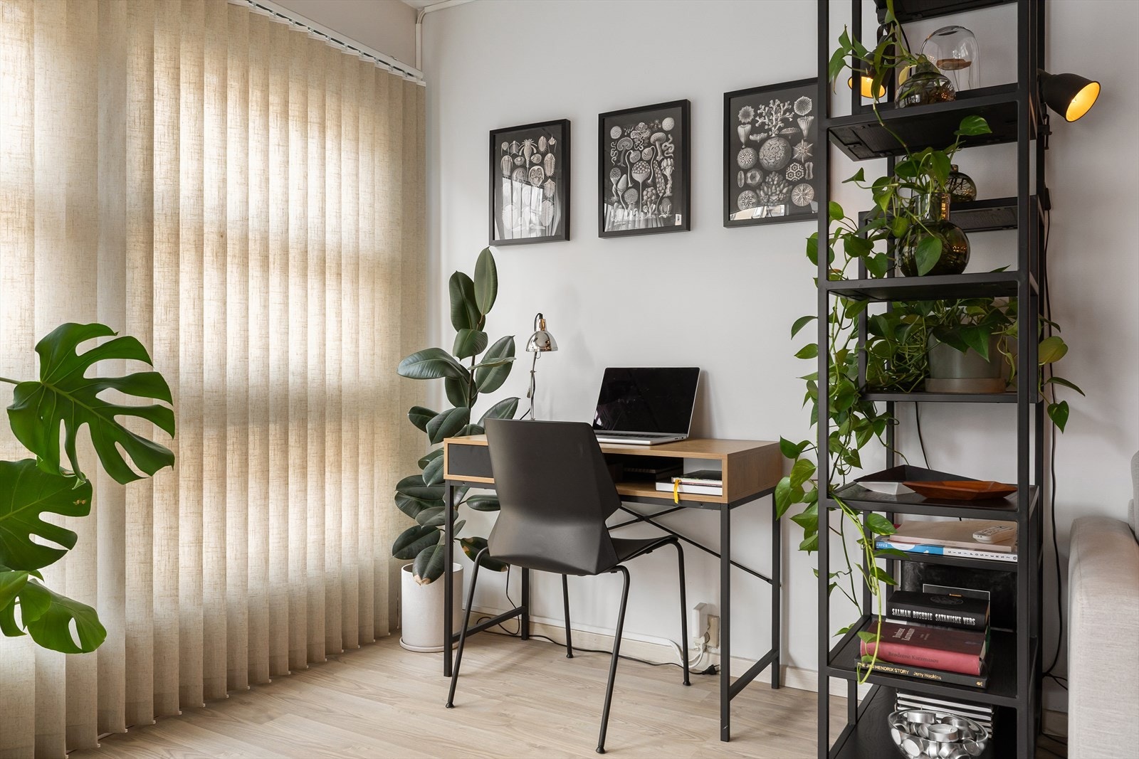 Selger har idag en hyggelig kontorkrok, men her er det også plass til spisebord om ønskelig. Galleribilde