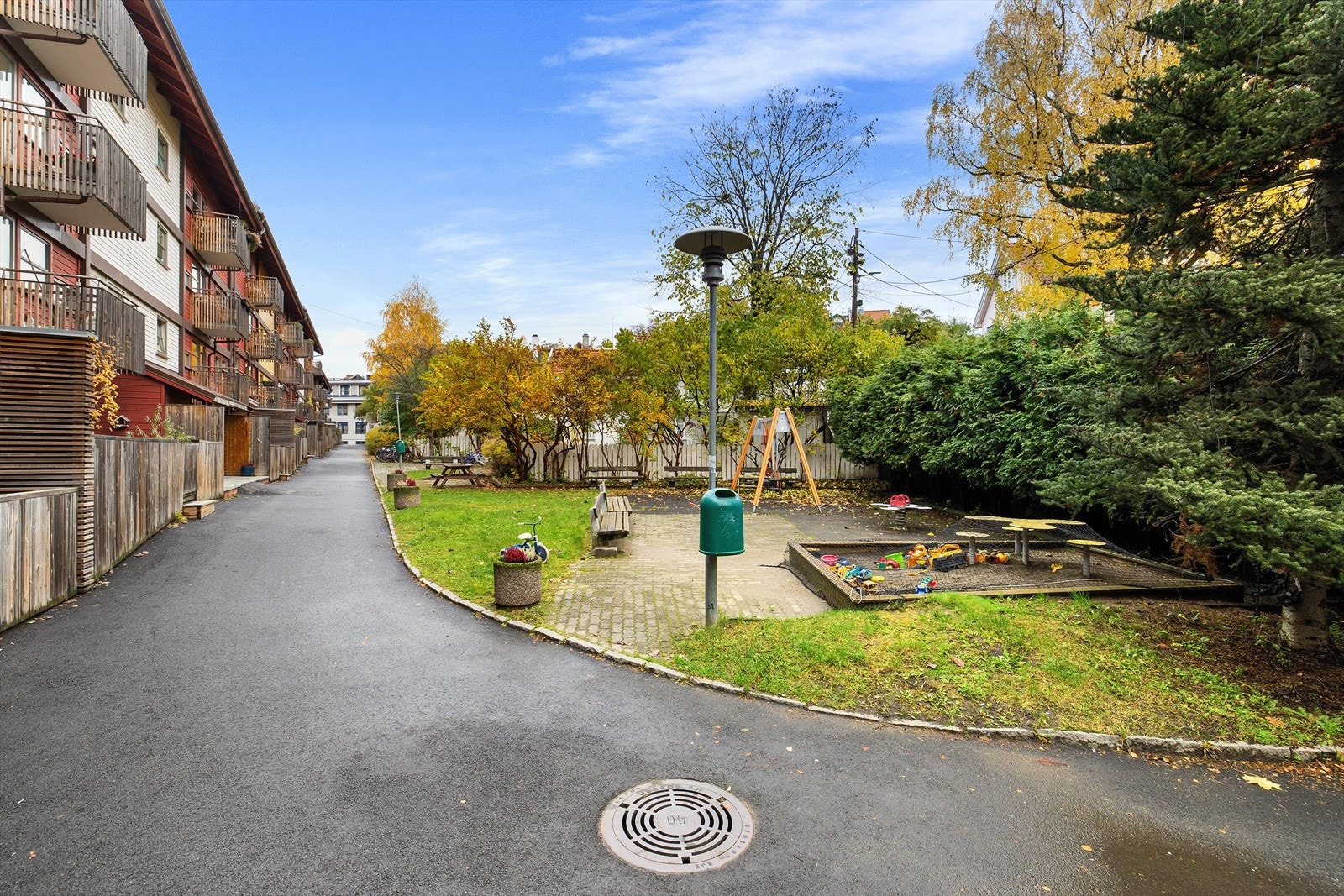 Hyggelig opparbeidede uteområder i borettslaget. Galleribilde