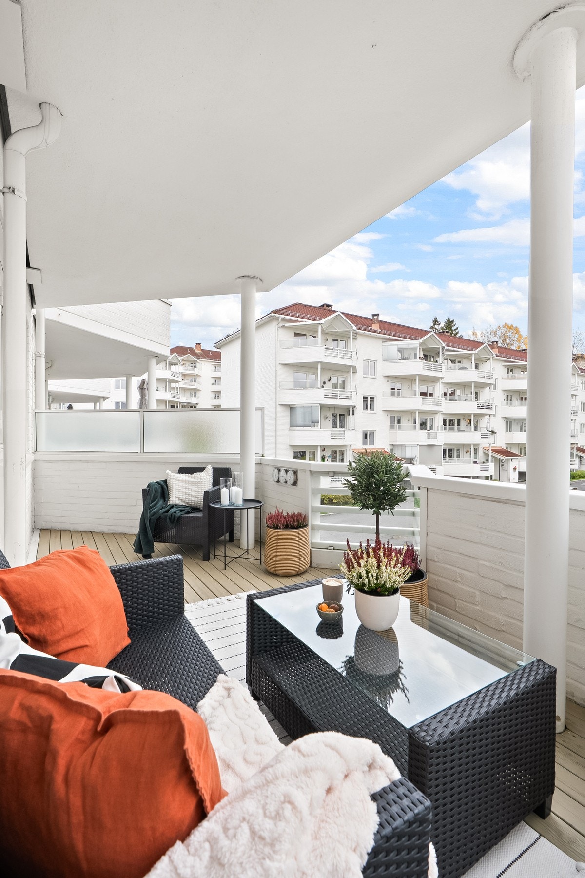 Fin uteplass med plass til både sittegruppe og grill. Galleribilde