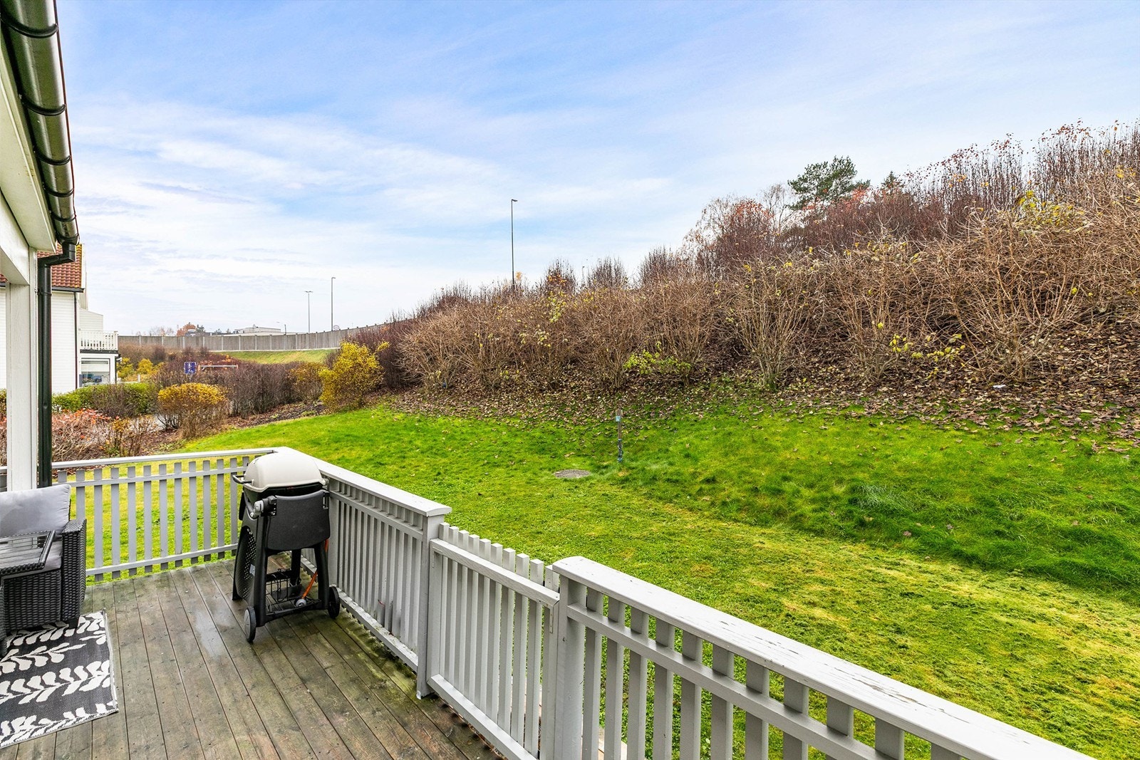 Terrassen er orientert mot vest og sommerstid solfylt fra ettermiddag til kveld. Galleribilde