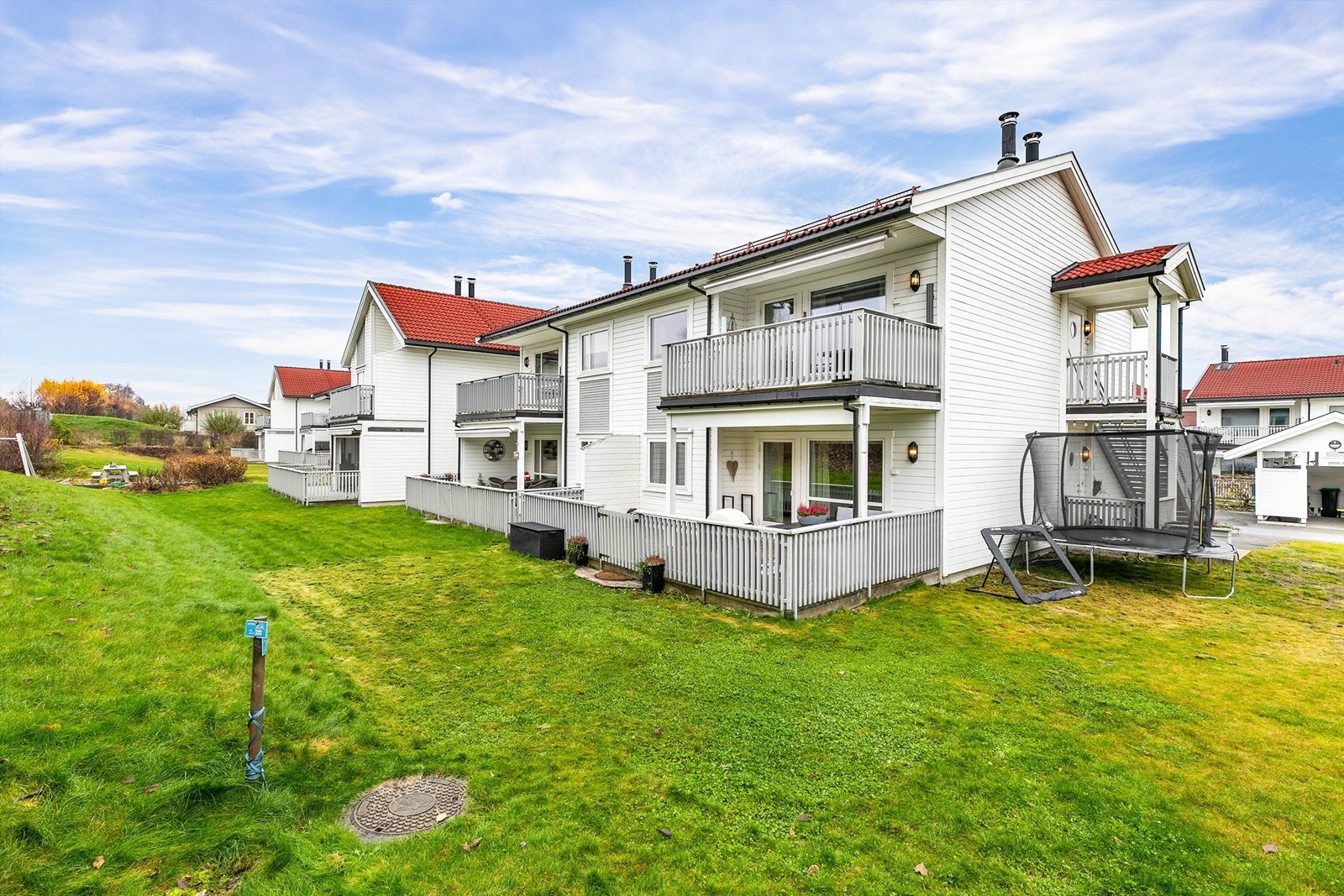 Med umiddelbar tilgang til grøntarealer og mye tumleplass utenfor veggene er leiligheten et godt alternativ for en liten småbarnsfamilie. Galleribilde