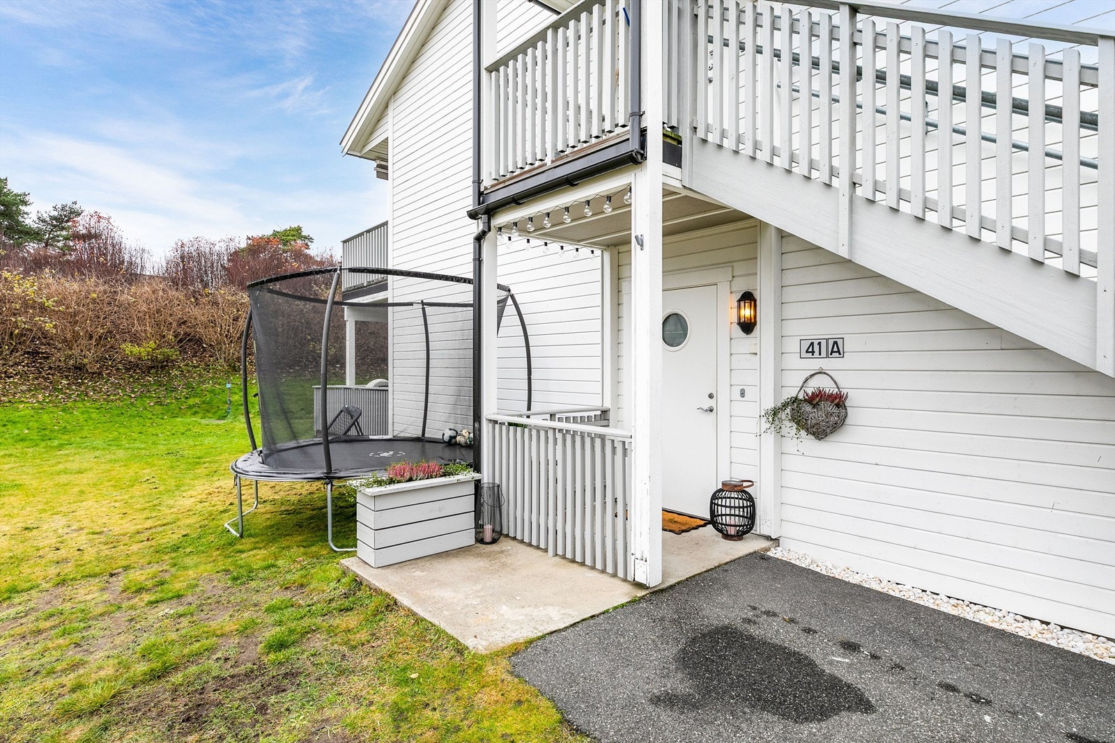 Omkring inngangspartiet er det sol dagen gjennom. Rekkverket er nylig oppført. Galleribilde