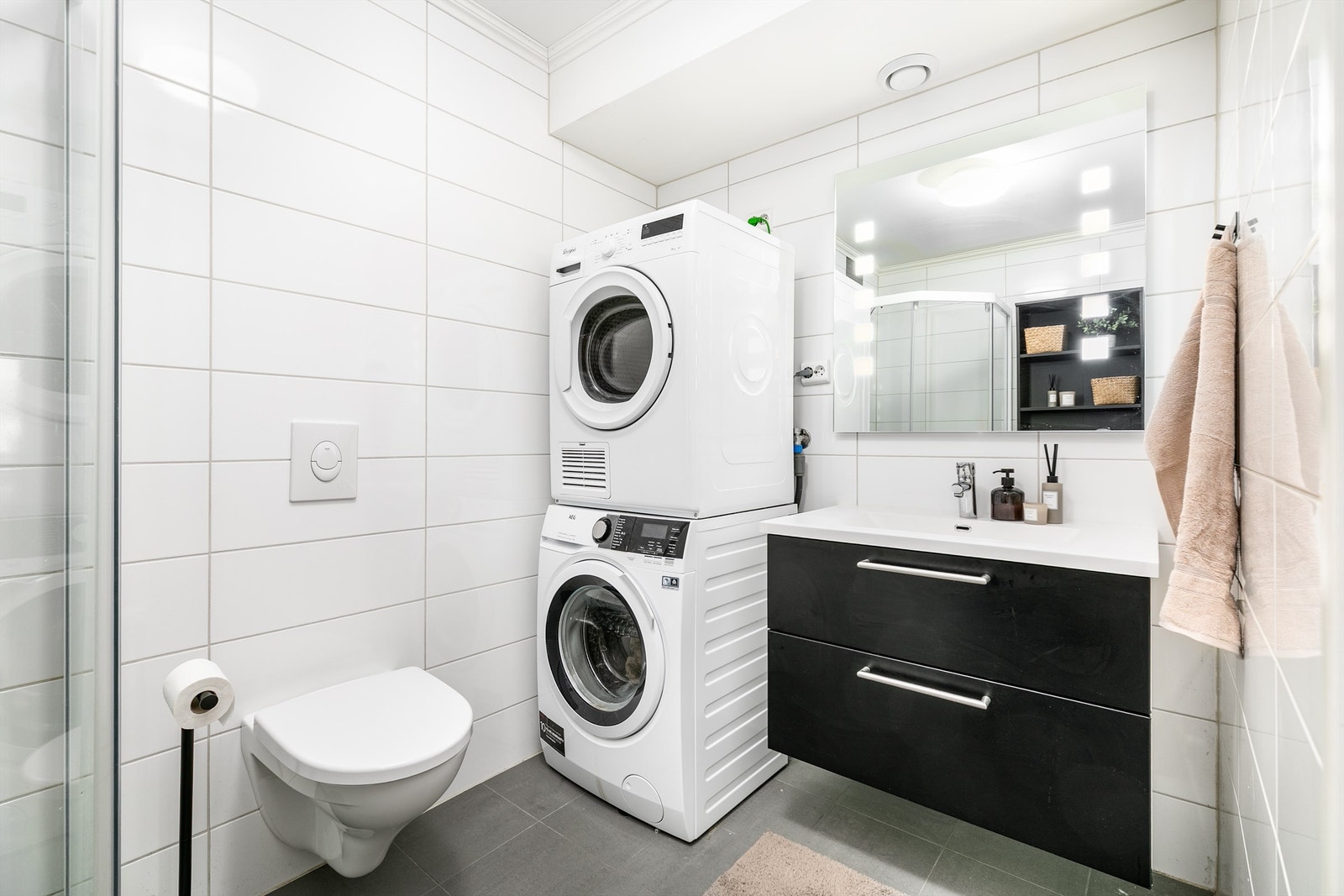 Badet er fra byggeåret, velholdt og i helhet gitt grønn tilstandsgrad 1. Galleribilde