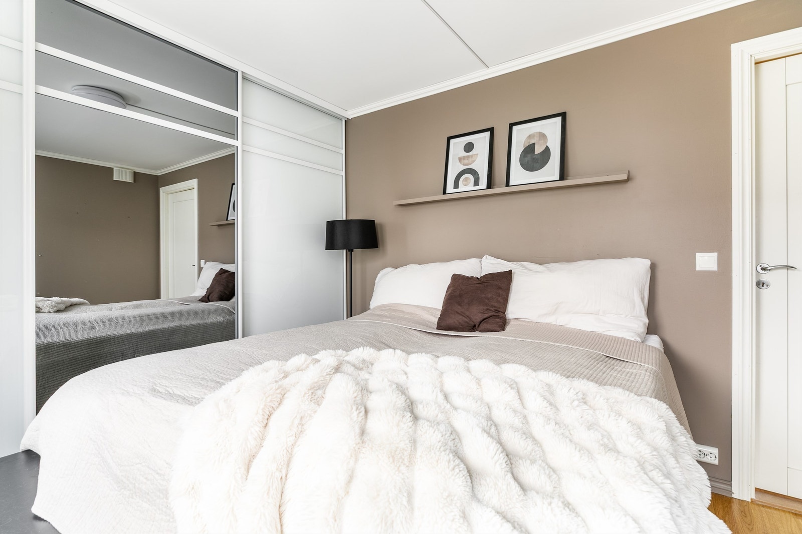 I hovedsoverommets nær tre meter brede skyvedørsgarderobe kan klær og tilbehør oppbevares oversiktlig ved sengens side. Galleribilde