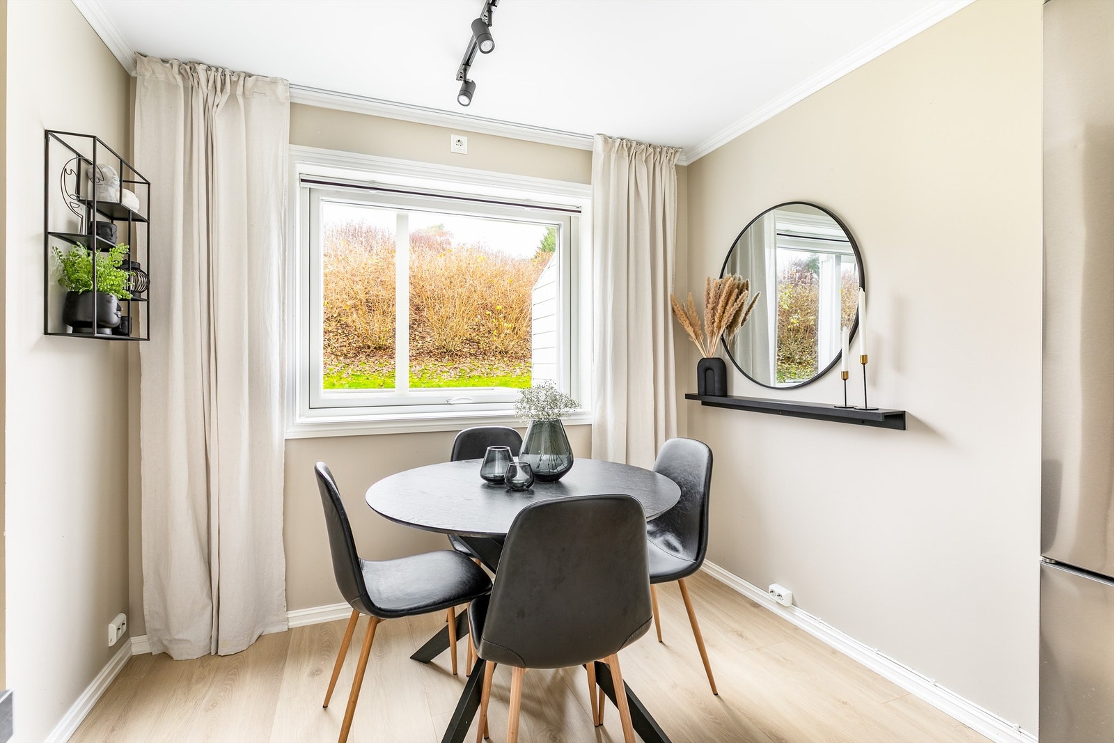 Siden kjøkkenet er stort nok til å romme et spisebord, kan stuen gjerne forbeholdes en større sofagruppe. Galleribilde