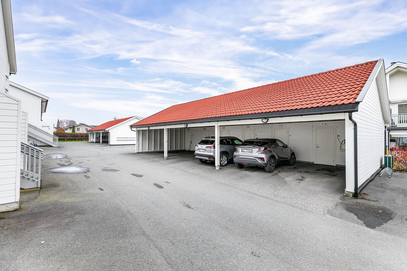 Leiligheten disponerer fast plass i felles carport, like om hjørnet fra inngangspartiet. Galleribilde