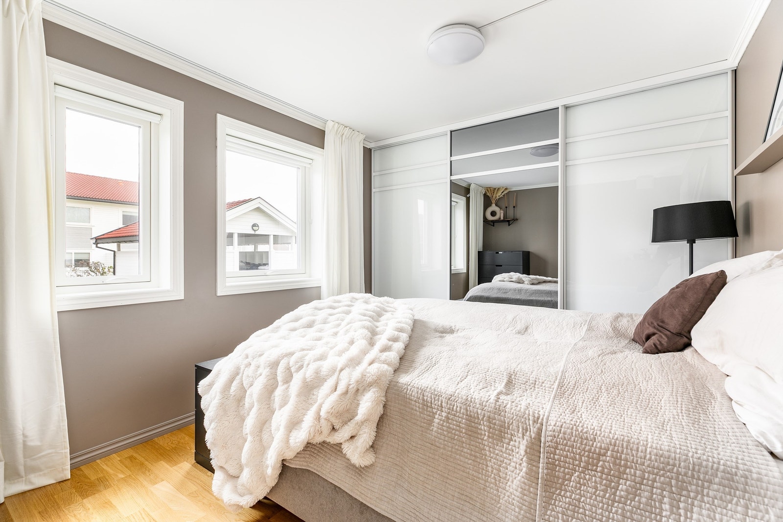 Soverommene er samlet i leilighetens østre side og dermed ikke direkte eksponert for varmende sol på ettermiddag eller kveld. Galleribilde