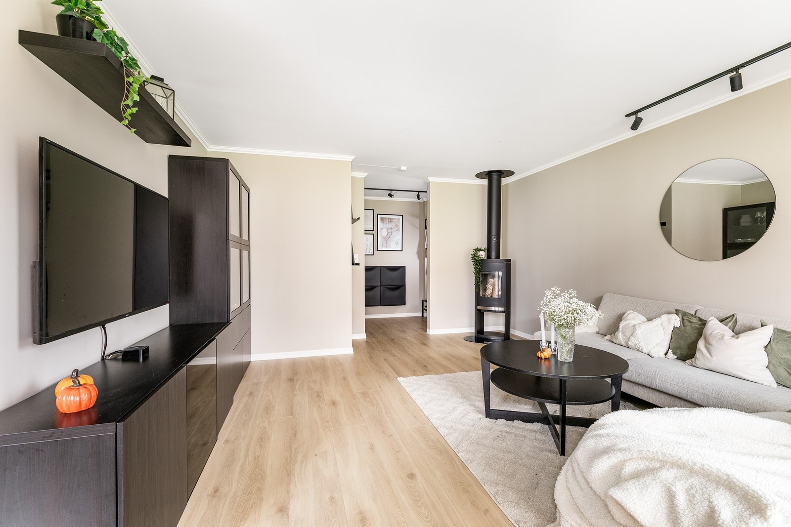 Alle innvendige vegger utenom badet er nylig malt. Ny én-stavs laminat er lagt gjennomgående fra entreen til stuen og kjøkkenet, over opprinnelig parkett. Galleribilde