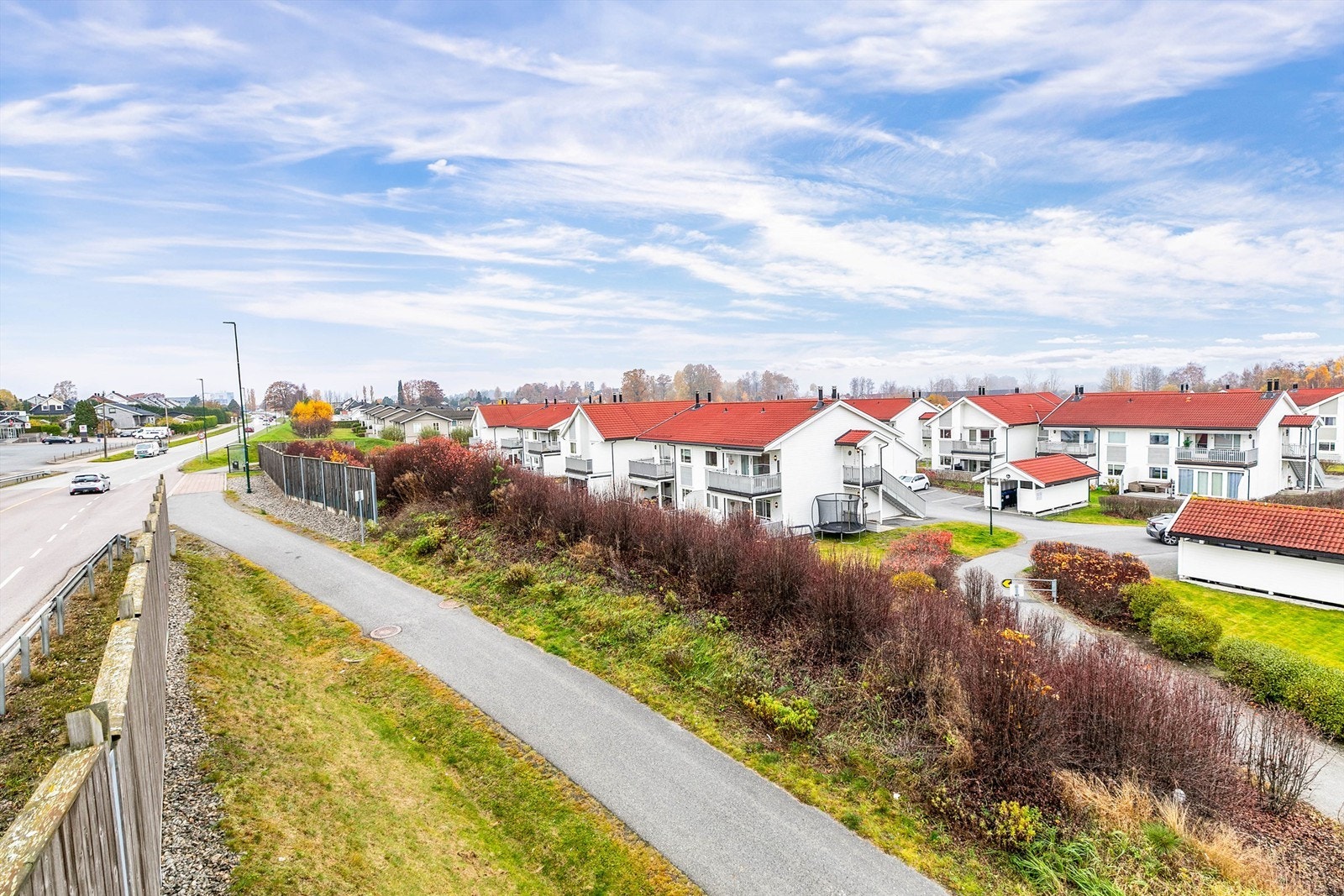På Heimdalenga bor du sentralt i forhold til byen og i kort avstand fra E6. Like ovenfor leiligheten stopper buss til sentrum og togstasjonen. Galleribilde