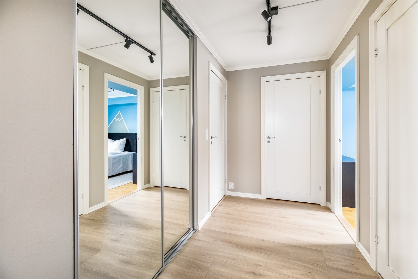 Badet og soverommene er samlet i praktisk nærhet omkring entreen. Bod på ca. 2,3 kvm. innerst i entreen. Galleribilde