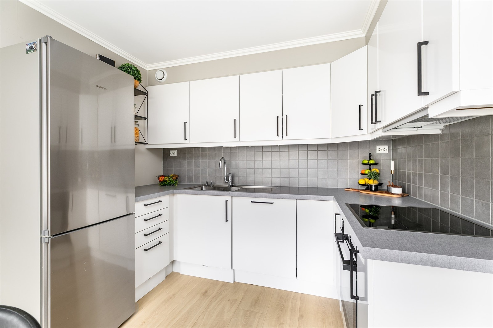 Kjøkkeninnredningen er fra byggeåret og har kun stedvis noe bruksslitasje. Bereder på 117 liter og automatisk lekkasjesikring er montert i benkeskap. Galleribilde