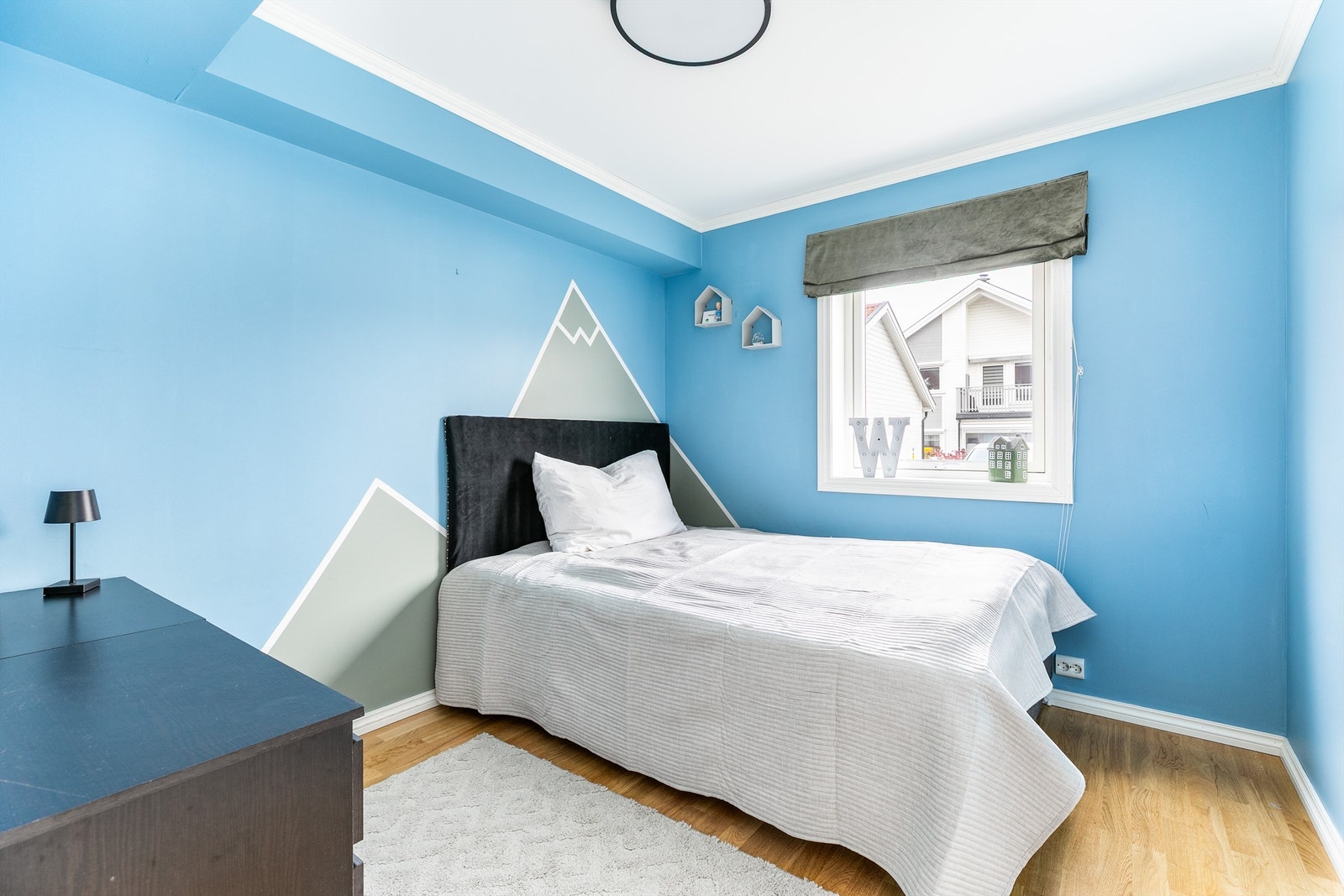 Barnerommet er også av god størrelse, med god plass til soveromsmøblement. Galleribilde