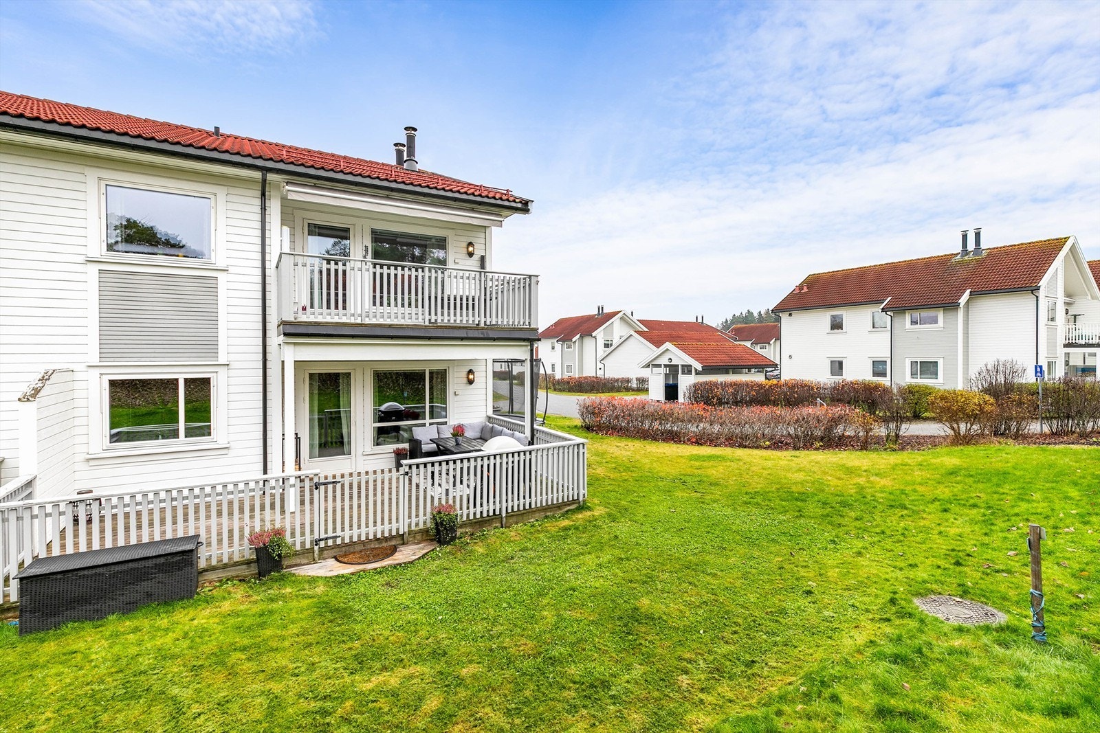 Leiligheten er fra 2014 og utgjør sydsiden av første etasje - en plassering som er både solfylt og lett tilgjengelig. Galleribilde