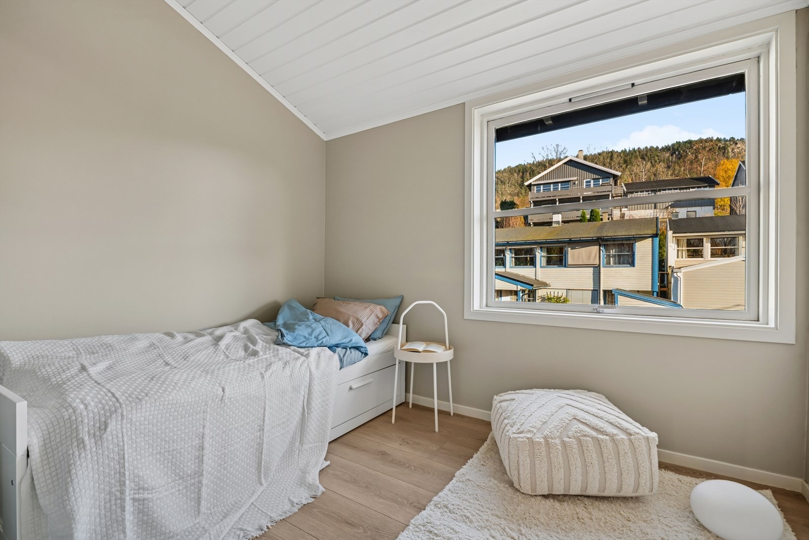 Med hele fem soverom har du fleksible løsninger for både familie, gjester og hjemmekontor - rom som kan tilpasses livets ulike faser Galleribilde