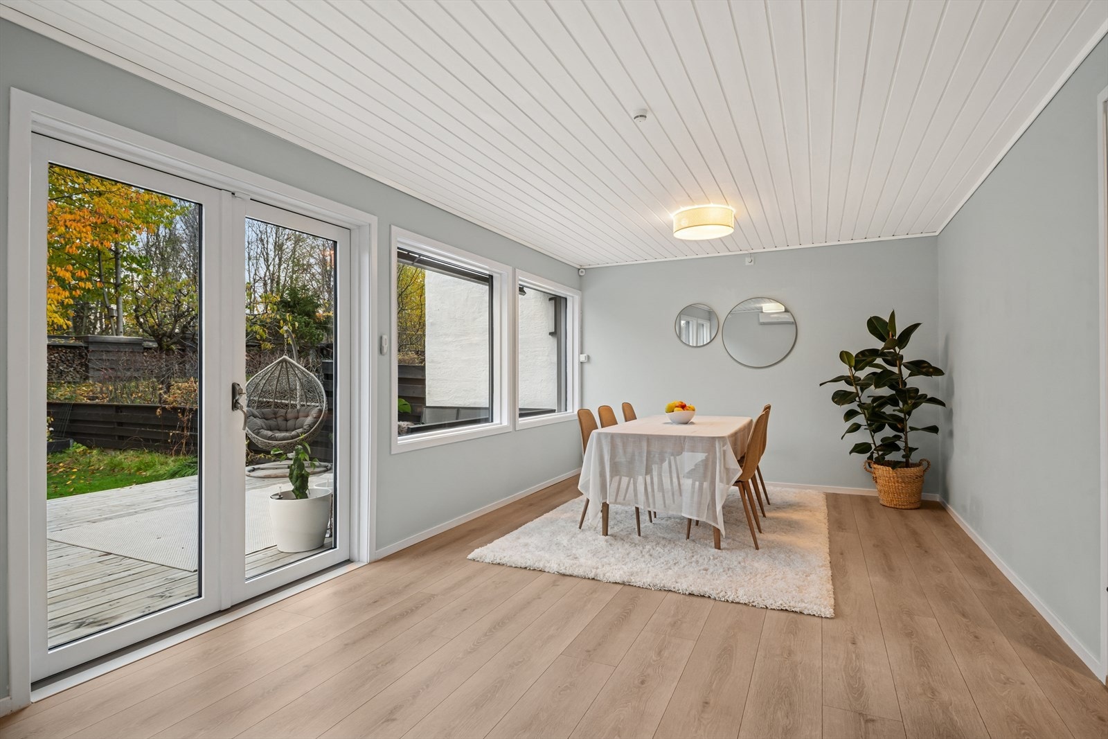 Her er det godt med plass til langbord - perfekt for å samle familie og venner til både hverdag og fest Galleribilde