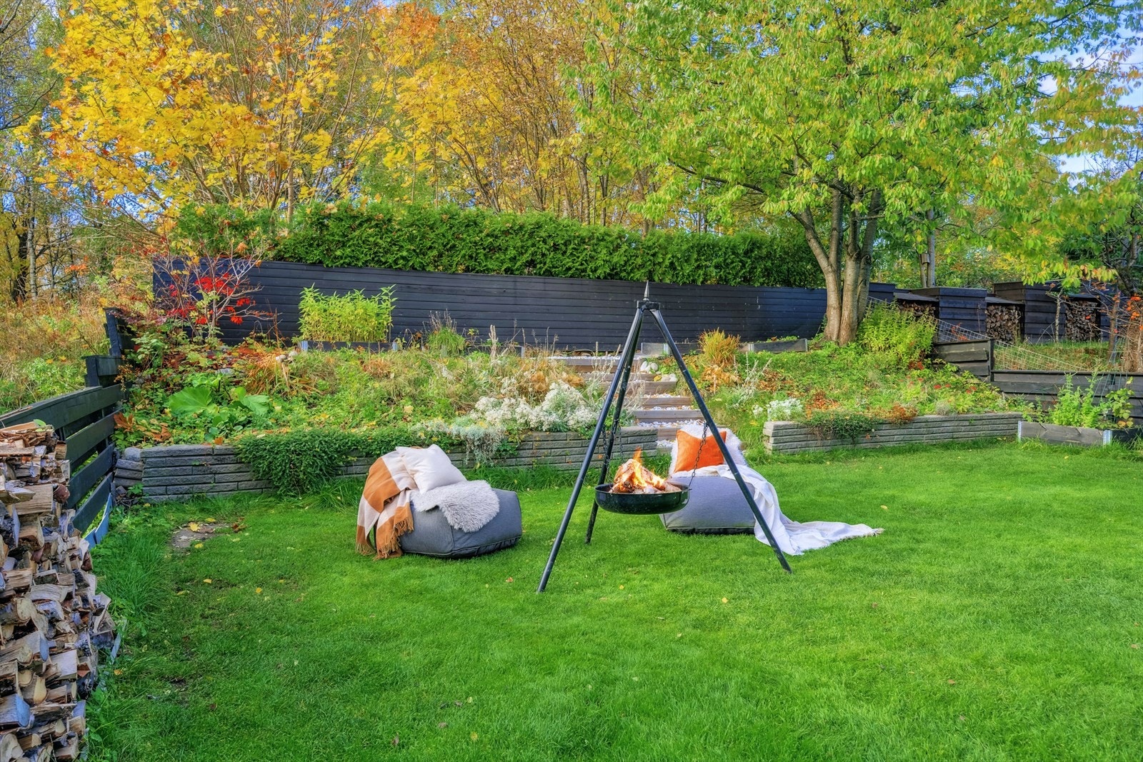 Lun og trivelig hage som innbyr til lek, avslapning og hyggelige sommerdager Galleribilde