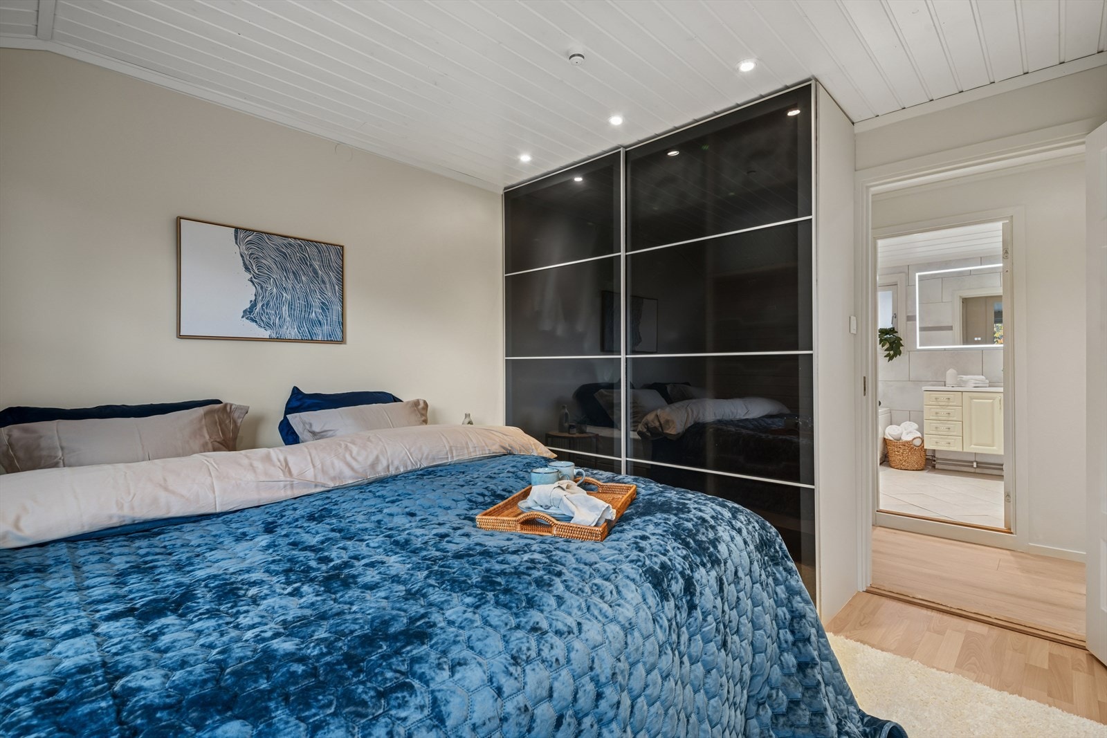 Boligen har en svært familievennlig planløsning med alle soverom og bad samlet på én etasje Galleribilde