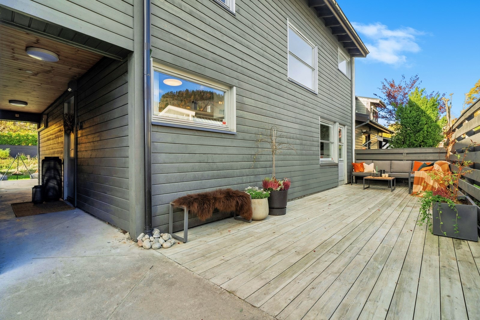 Boligen har overbygget inngangsparti og flere hyggelige uteområder Galleribilde