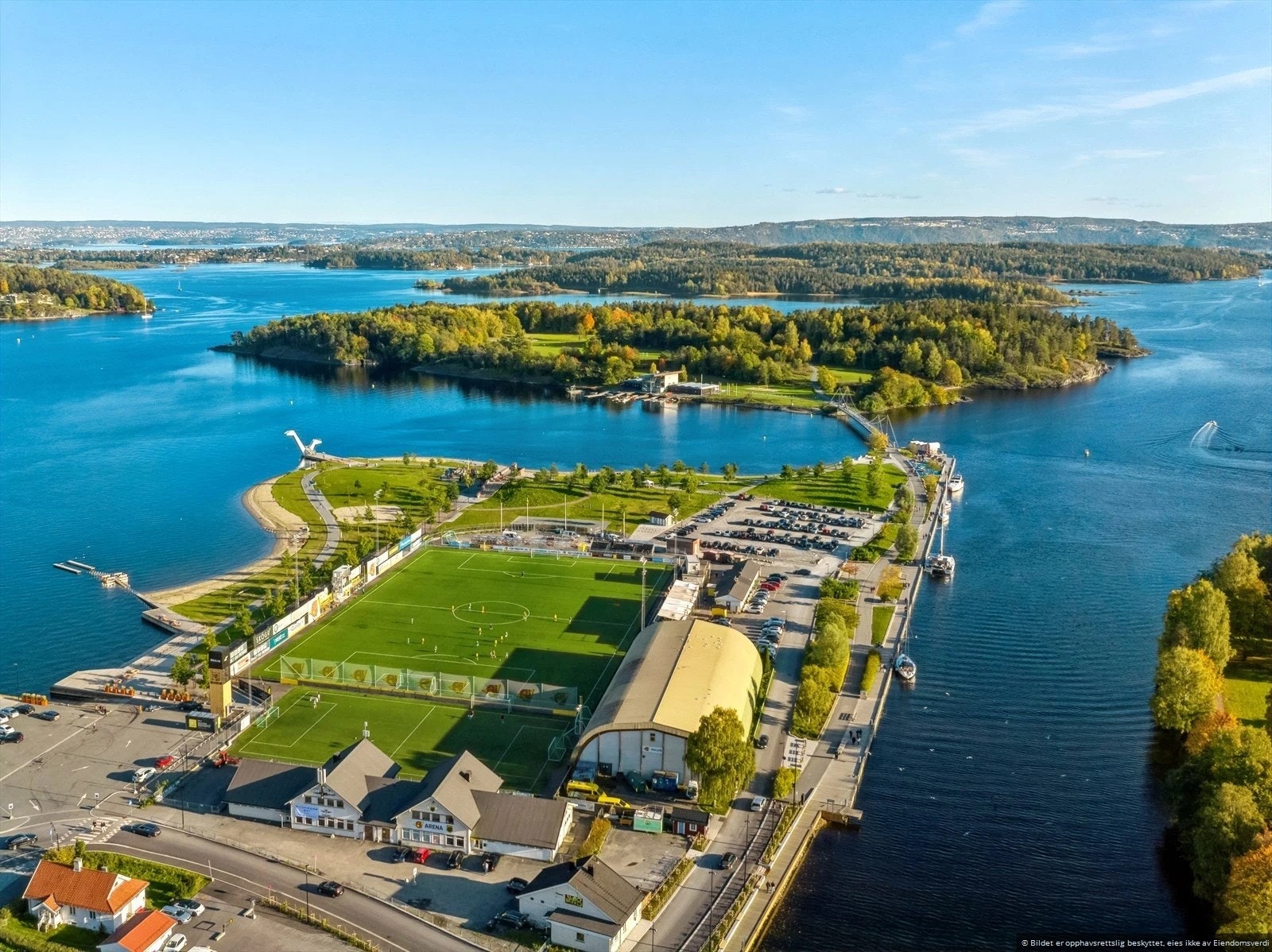 Kadettangen i Sandvika ligger bare en kort kjøretur unna og et populært rekreasjonsområde med sjø, badstu og idrettsfasiliteter Galleribilde