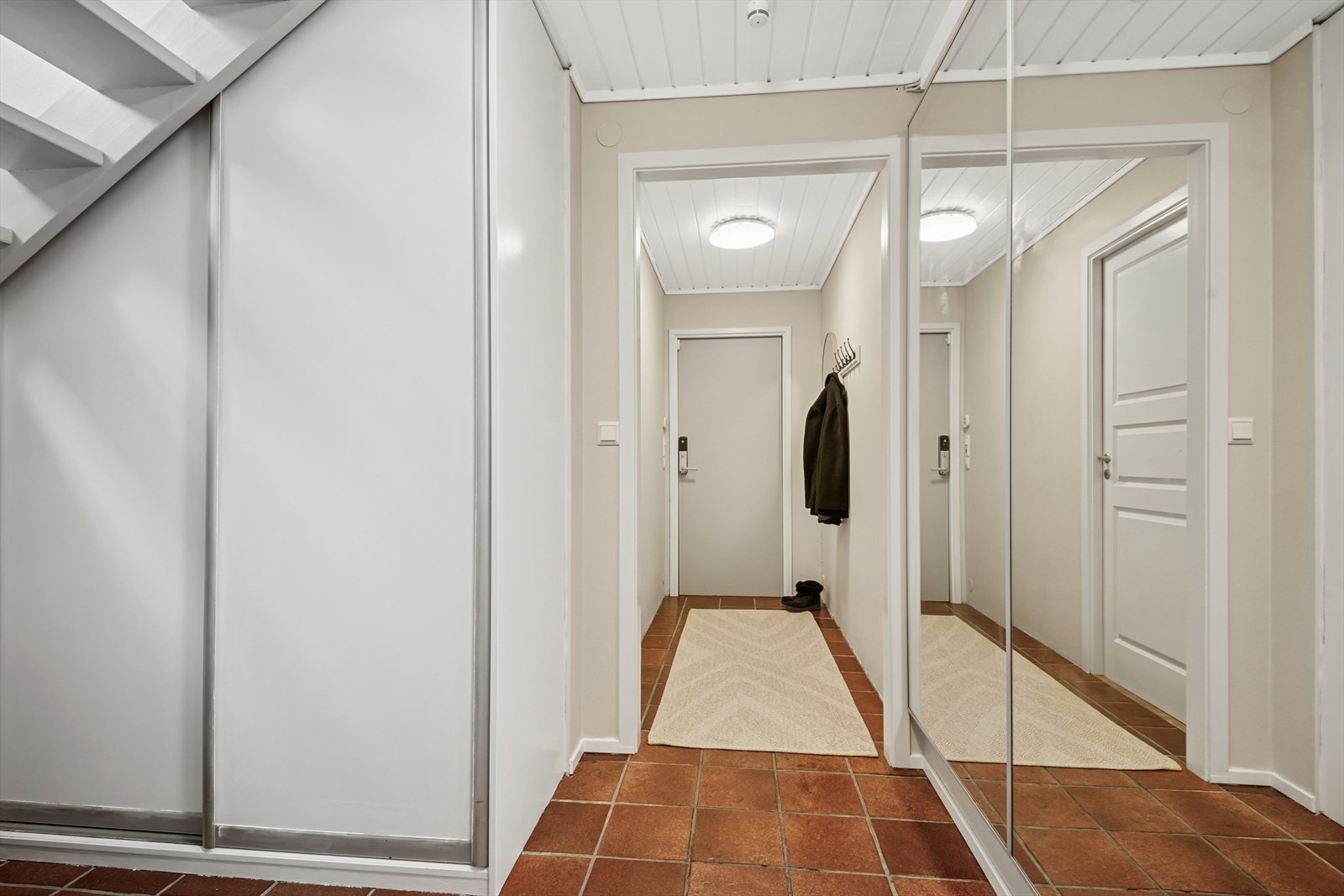 Entré med god plass og praktisk skyvedørsgarderobe Galleribilde