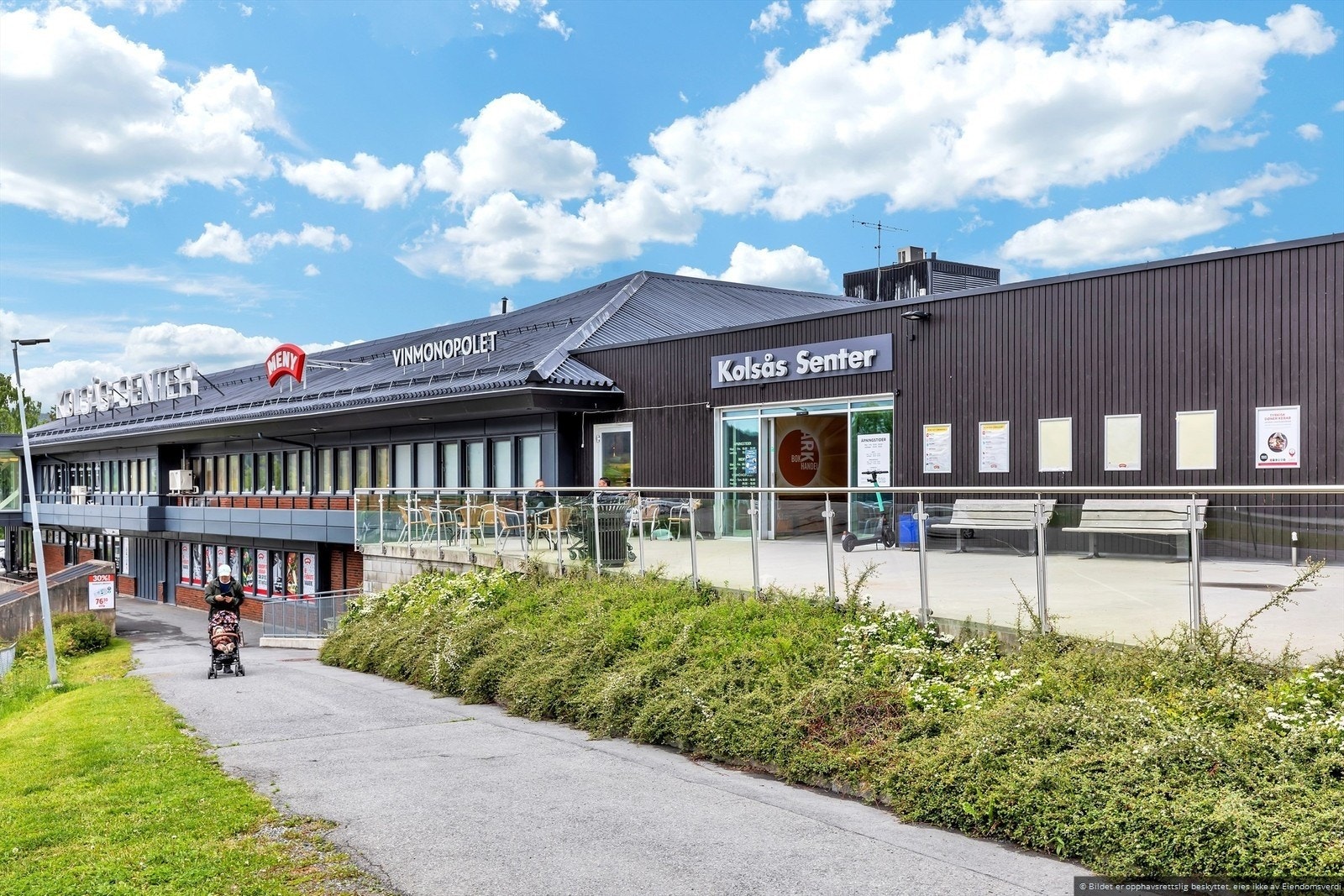 Kolsås senter ligger kun en kort spasertur unna - her finner du alt du trenger i hverdagen Galleribilde