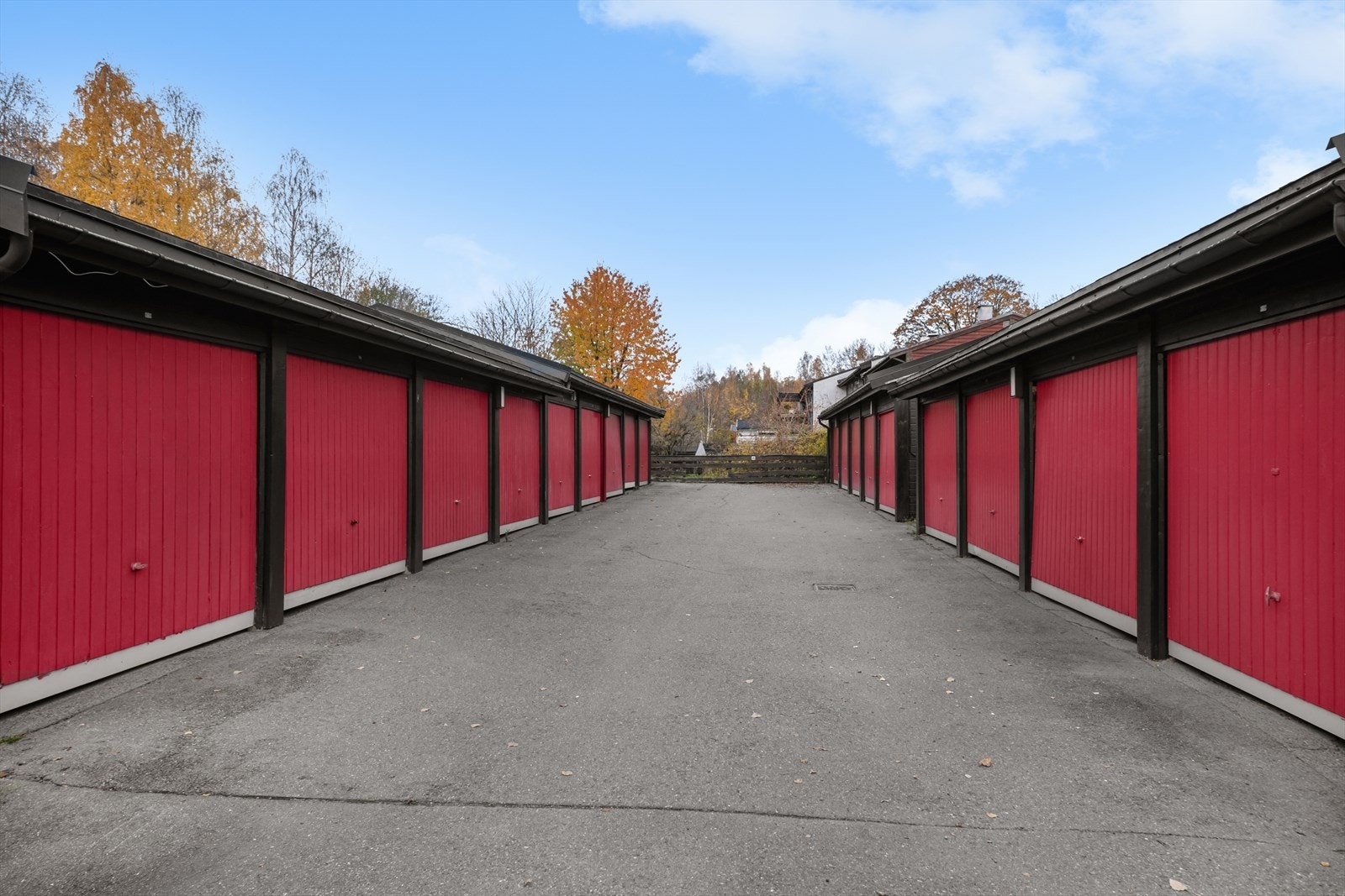 Fast plass i felles garasjerekke med ladestasjon for elbil. Enkel og bekvem parkering året rundt Galleribilde