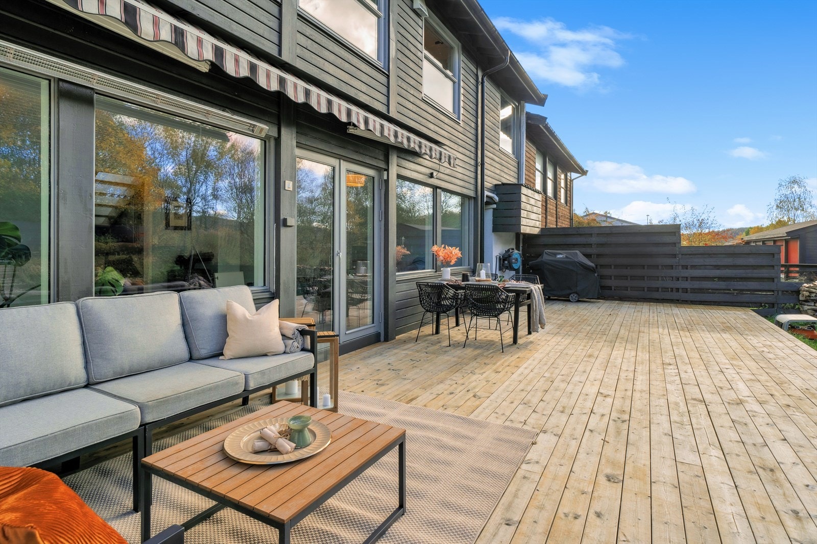 På baksiden finner du en romslig terrasse og en hyggelig hage som inviterer til late sommerdager og utemiddager Galleribilde