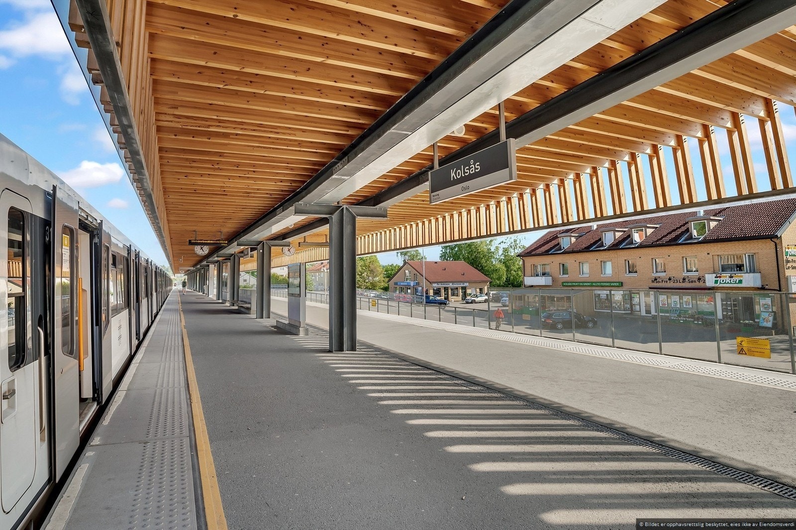 Boligen ligger med gangavstand til Kolsås T-bane som tar deg enkelt inn til Oslo Galleribilde