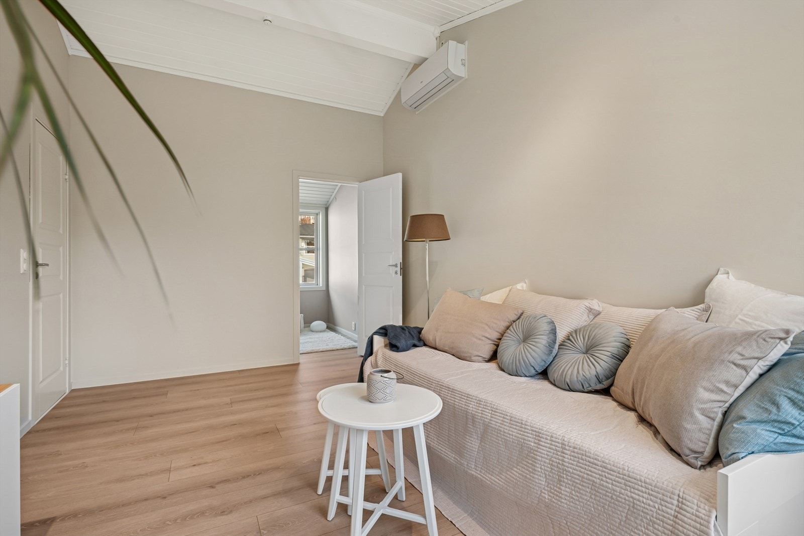 I 2. etasje finner du en lys og luftig stue med god takhøyde. Også her er det montert varmepumpe for behagelig inneklima Galleribilde