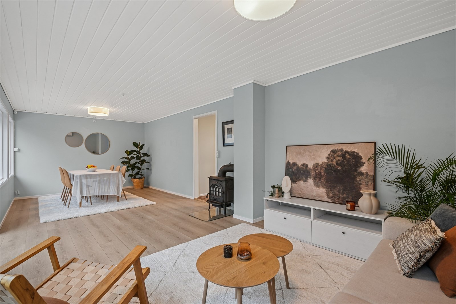 Her er det rom for en stor spisestue - et naturlig samlingspunkt for familie og venner Galleribilde