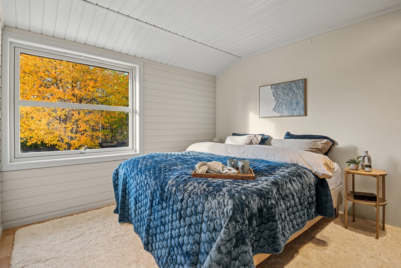 Innbydende hovedsoverom med lune fargetoner og god plass til både seng og oppbevaring Galleribilde