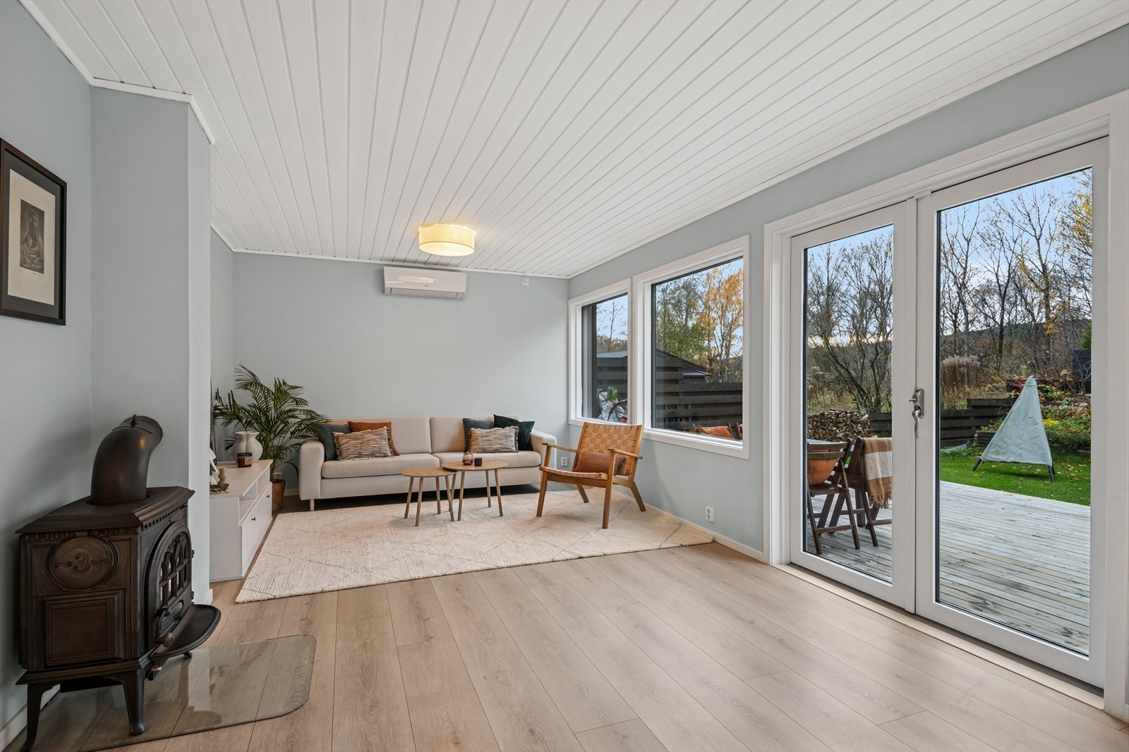 Her kan du nyte fyr i peisen på kalde vinterkvelder og jevn temperatur året gjennom med varmepumpe Galleribilde