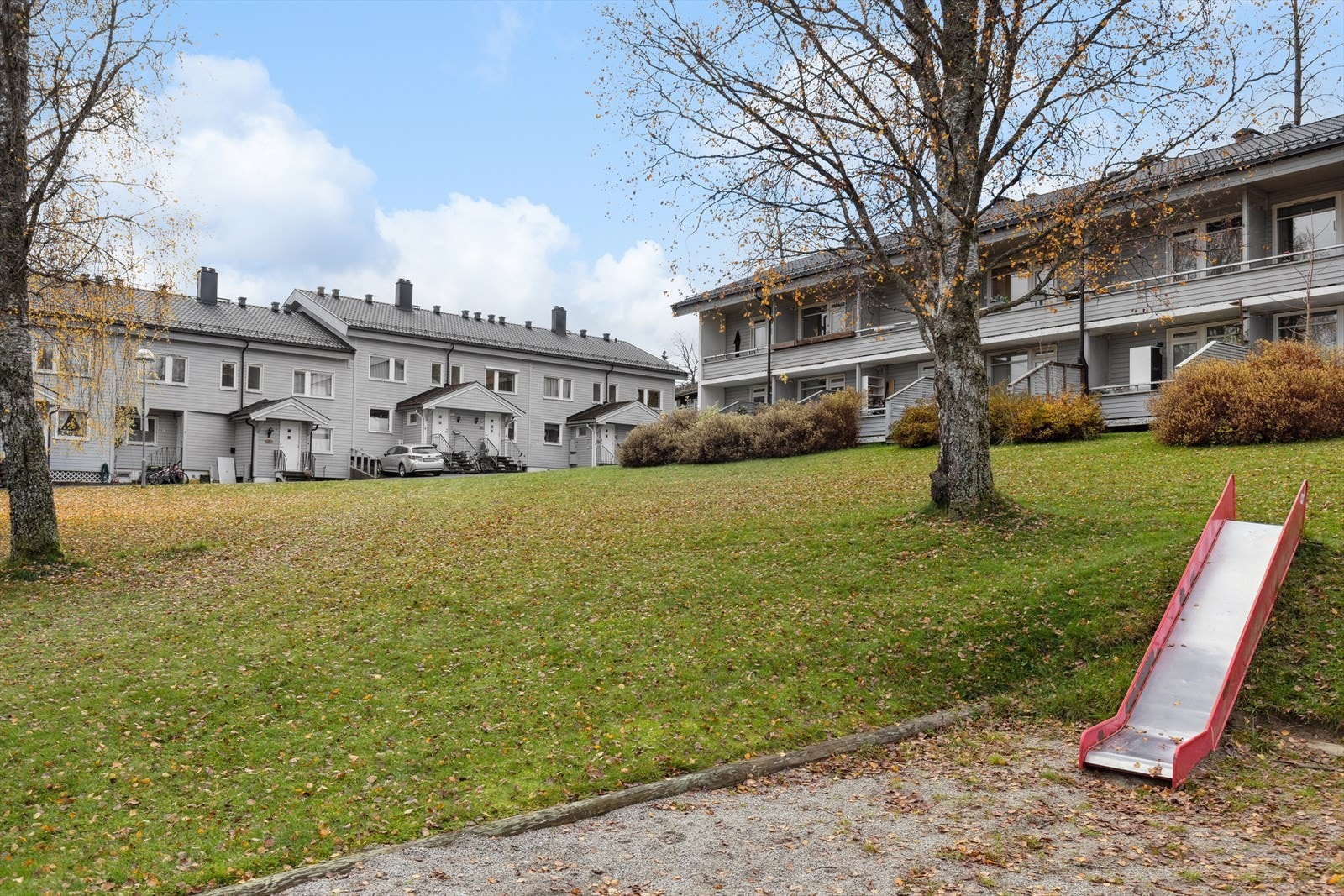 Tomten er pent opparbeidet med bl.a. lekeplasser, sittegrupper og asfalterte adkomstveier. Galleribilde