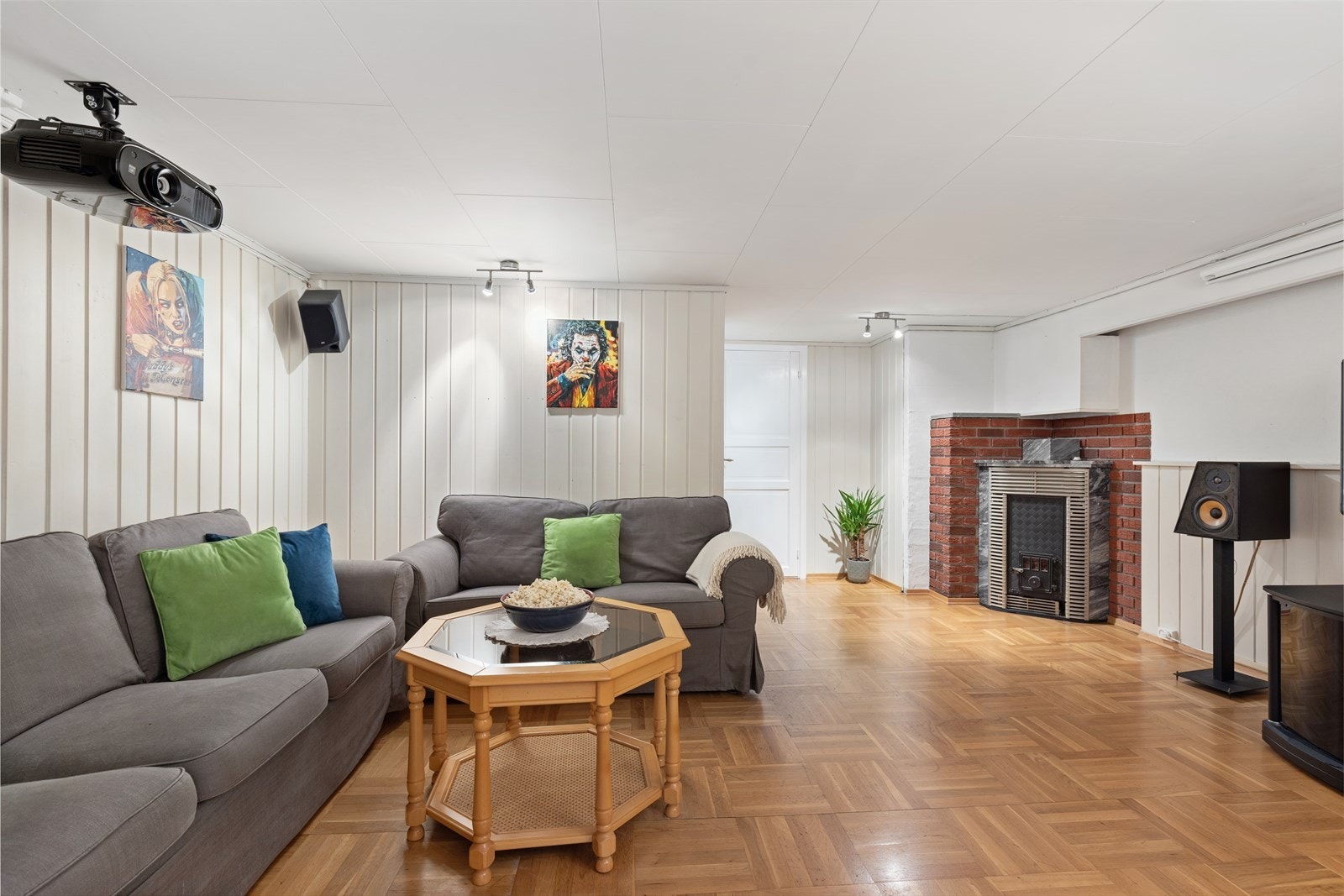 Boligen har en romslig kjellerstue. Galleribilde