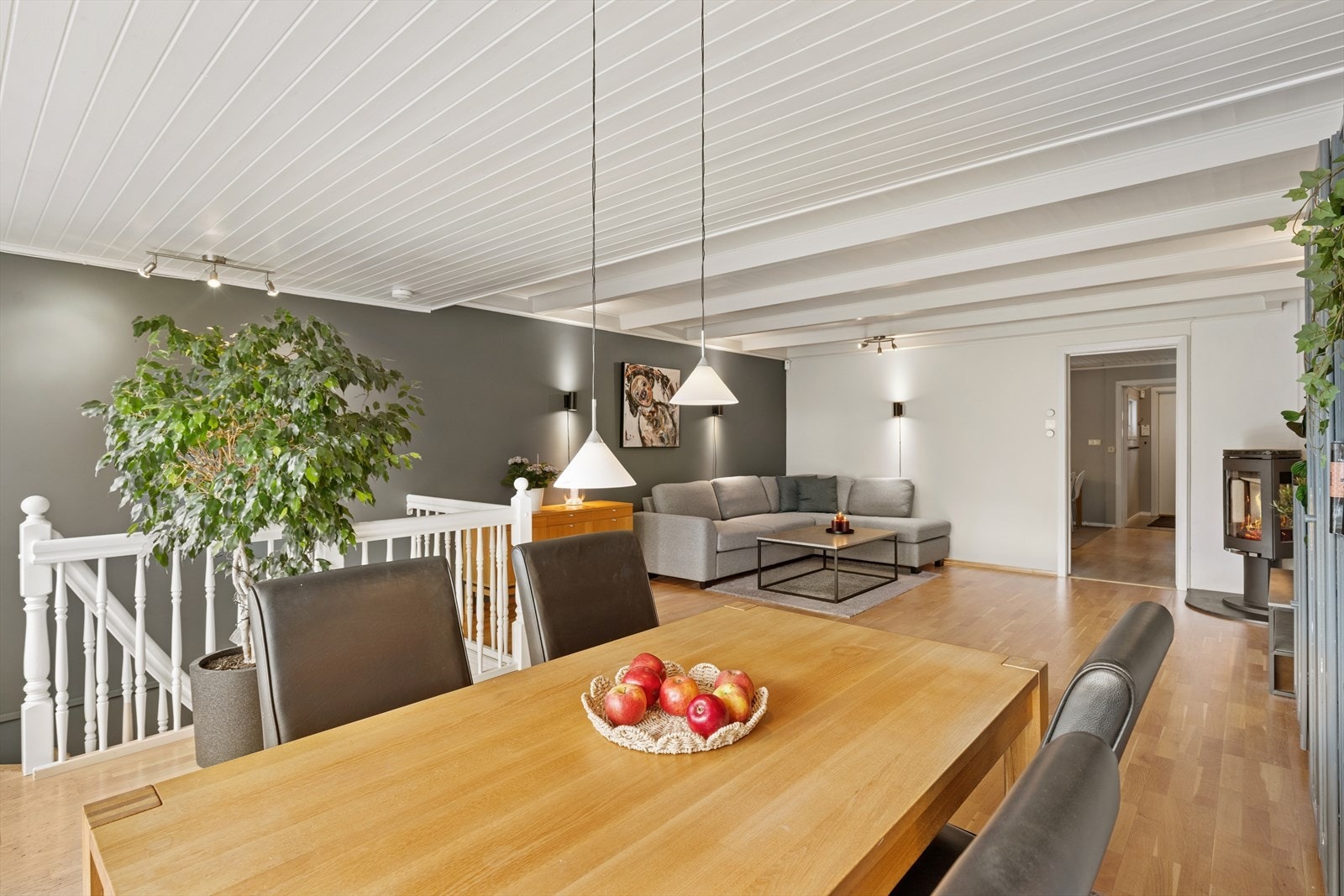 Videre inn i 1. etasje finner du en romslig og lys stue med parkett Galleribilde